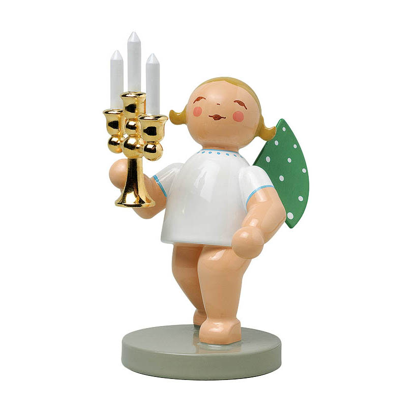 Holzengel-Figur mit grünen Flügeln und goldverziertem Kerzenhalter in der Hand, lächelndes Gesicht, helle Bekleidung, steht auf einem runden Sockel. im Dregeno Online Shop günstig kaufen