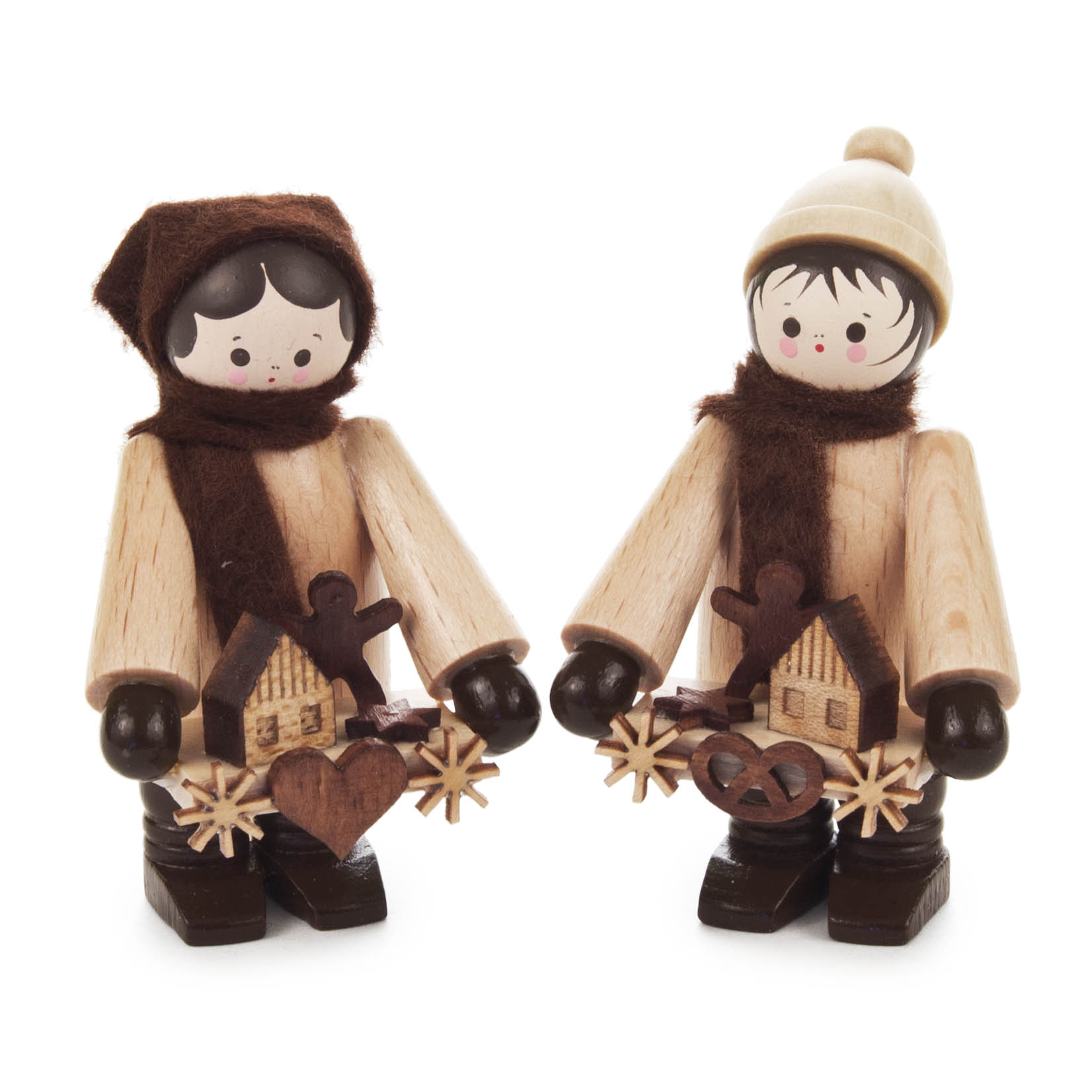 Zwei handgefertigte Holzfiguren, als Jungen und Mädchen gestaltet, halten jeweils Gebäck und Weihnachtsmotive in den Händen. Beide tragen Mützen und Schals. im Dregeno Online Shop günstig kaufen