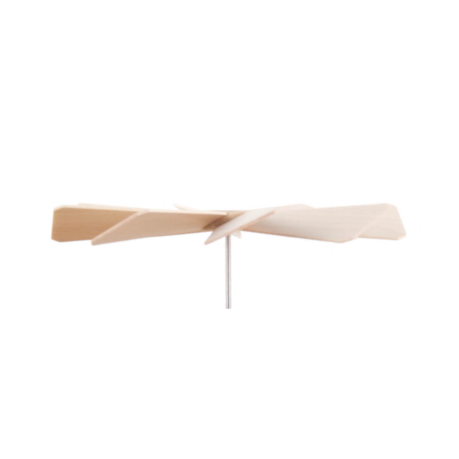 Holzflügelrad mit schlichten, flachen Schaufeln, in einem minimalistischen Design.