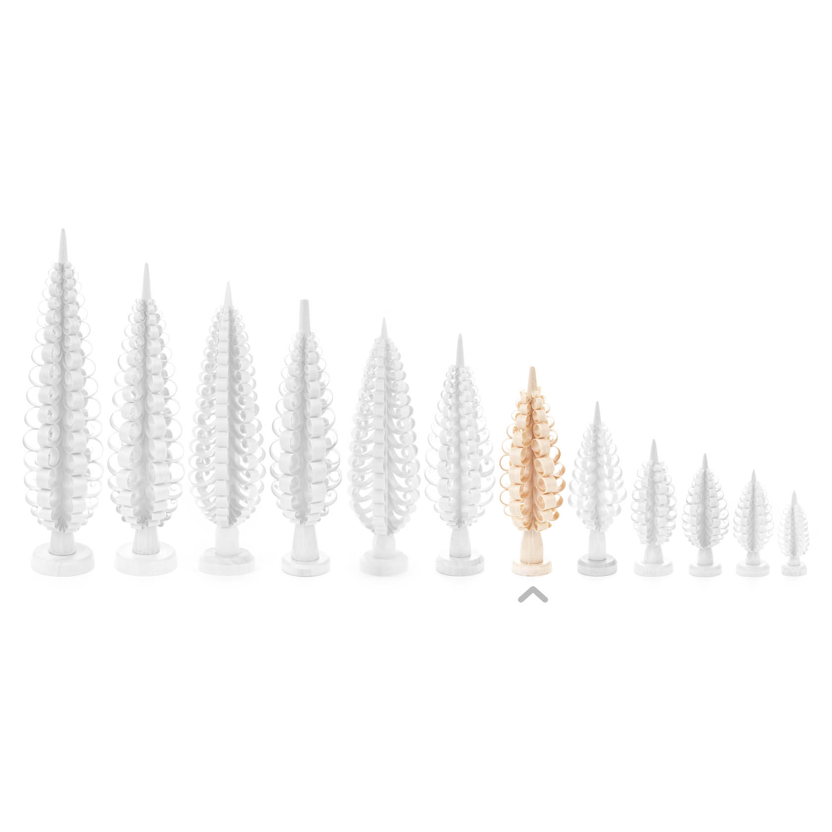 Ein Set von elf weißen Spanbäumen in unterschiedlichen Größen und ein naturfarbener Spanbaum hervorgehoben, alle mit spiralförmigen Schichten.