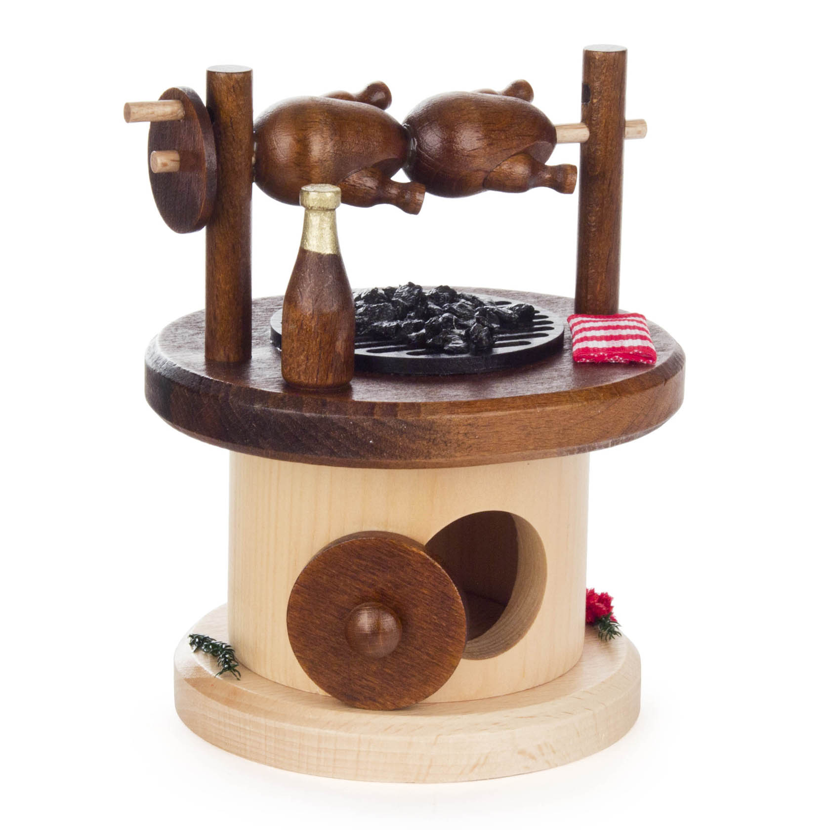 Holzfigur als Räucherfigur mit zwei Grillhühnern, einem Grillrost mit Kohle, einer Flasche und einem rot-weiß gestreiften Tuch auf einem runden Holzständer. im Dregeno Online Shop günstig kaufen