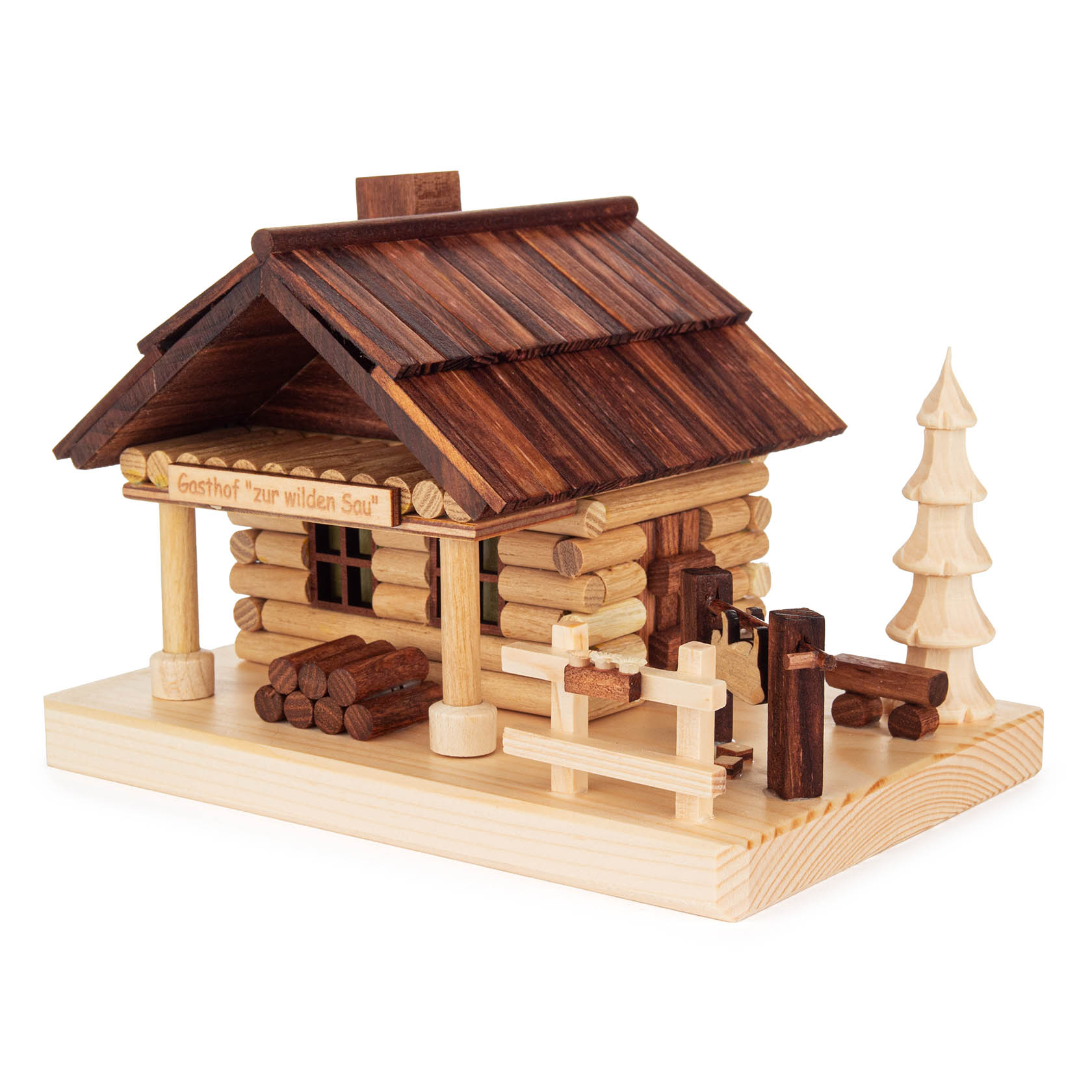 Kleines Holzmodell eines Räucherhauses namens 'Gasthof zur wilden Sau'. Das Häuschen hat ein Holzstapeldach, ein Schild mit dem Namen und einen Schornstein. im Dregeno Online Shop günstig kaufen