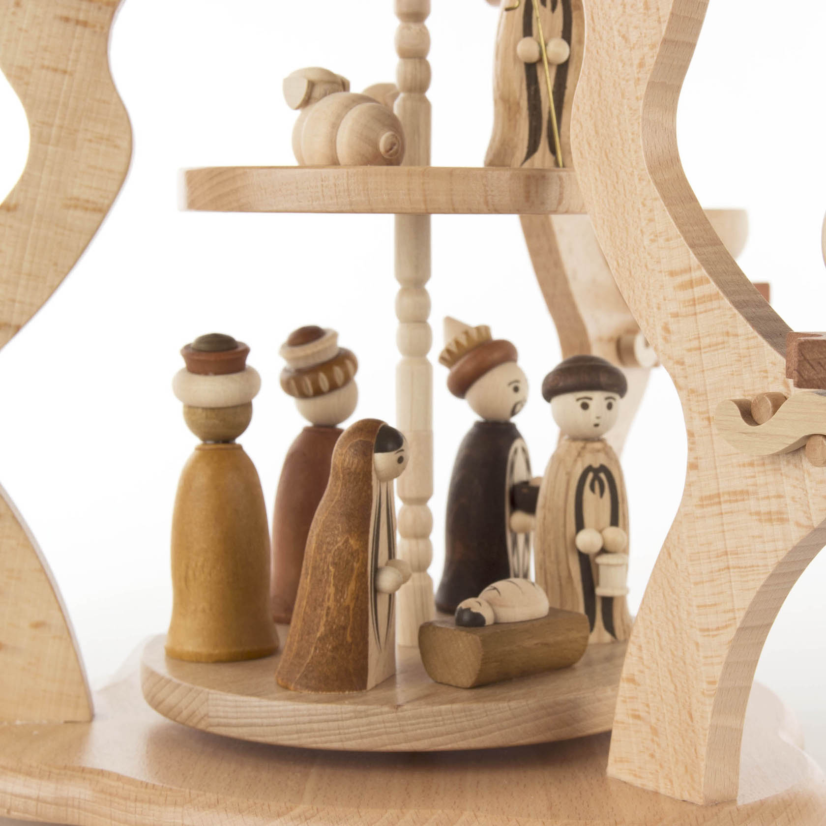 Holzpyramide mit der Darstellung der Geburt Christi, einschließlich Maria, Josef, dem Jesuskind in der Krippe und zwei Hirten, 2-stöckig.