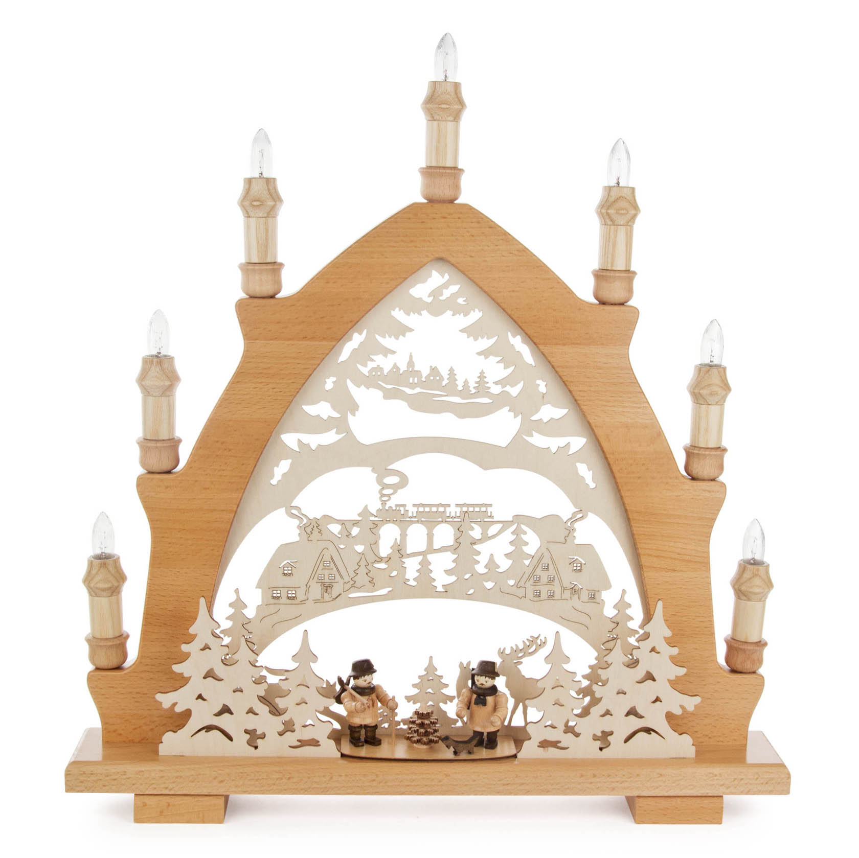 Ein leuchterbogen aus Holz mit Waldmotiv und elektrischer Beleuchtung. Zwei Figuren stehen zwischen Bäumen, Berge und Brücke im Hintergrund. im Dregeno Online Shop günstig kaufen