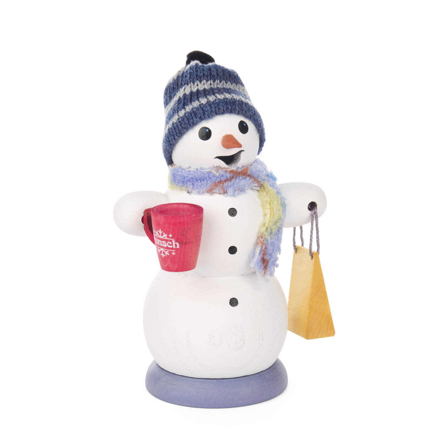 Ein Schneemann-Räuchermann mit blau-weißer Mütze und Schal hält eine rote Glühweintasse in der einen Hand und eine braune Geschenktüte in der anderen. im Dregeno Online Shop günstig kaufen