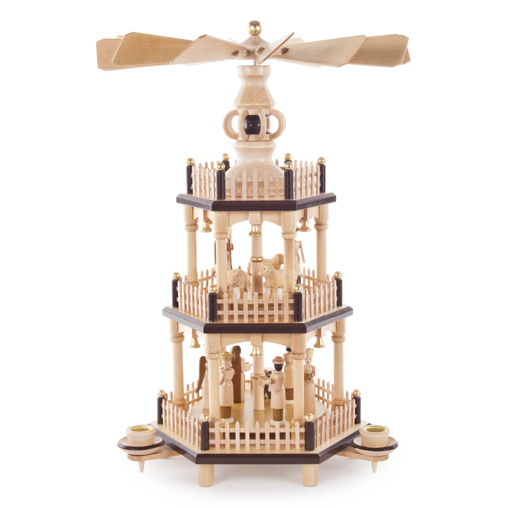 Zweistöckige Holzpyramide mit Szenen der Geburt Christi und Verzierungen. Oben drei Schafe, unten die Heilige Familie. Geeignet für 14 mm Kerzen.