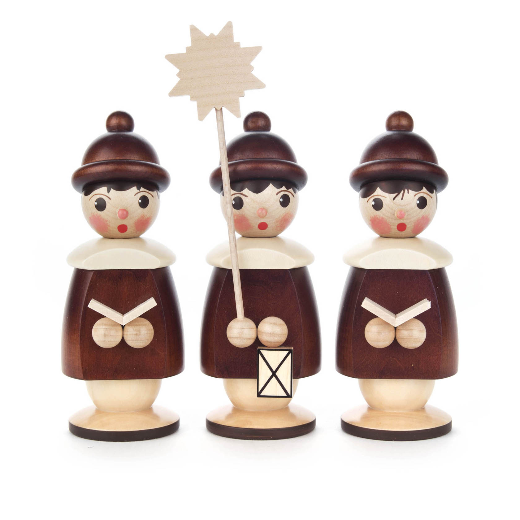 Drei hölzerne Kurrendefiguren in dunklen Mänteln stehen nebeneinander. Eine Figur hält einen Stern und eine Laterne, die anderen zwei haben die Hände vor der Brust gefaltet. im Dregeno Online Shop günstig kaufen