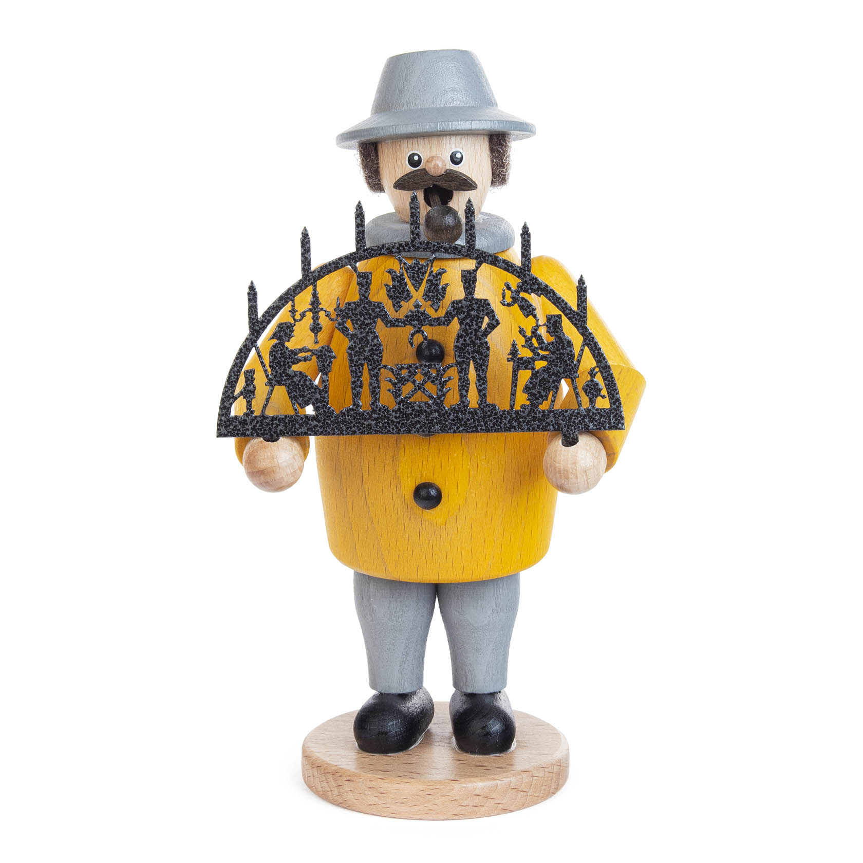 Traditioneller Räuchermann aus Holz, der einen Schwibbogen mit weihnachtlichen Motiven hält. Der Mann trägt einen grauen Hut und einen gelben Mantel. im Dregeno Online Shop günstig kaufen