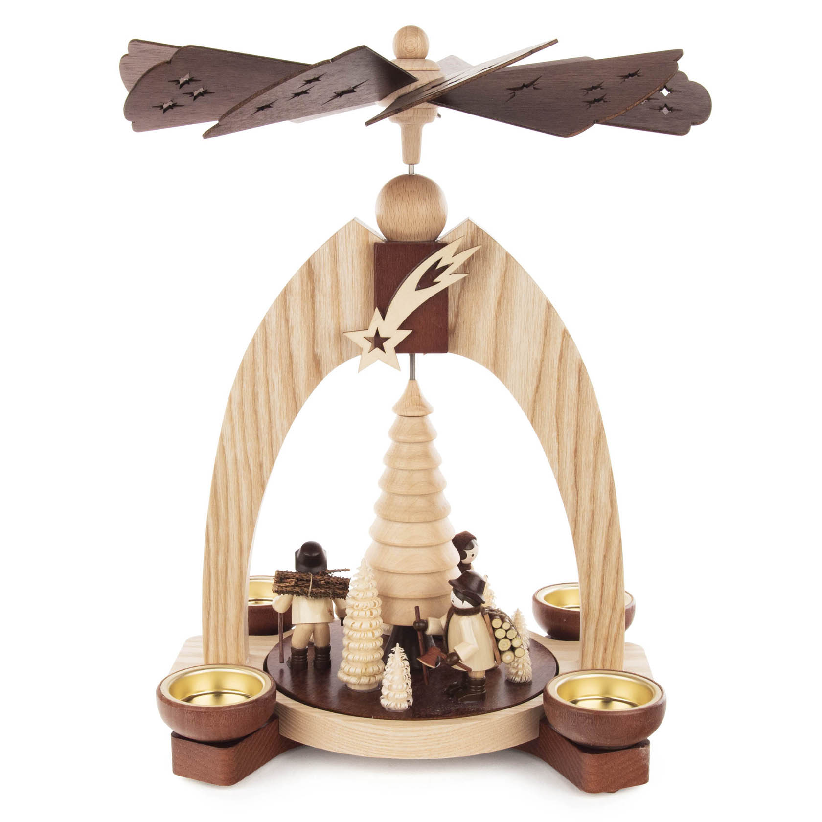 Holzpyramide für Teelichter mit Waldfiguren, darunter ein Weihnachtsbaum und eine Sternschnuppe. Die Flügel oben drehen sich durch die Wärme der Teelichter. im Dregeno Online Shop günstig kaufen