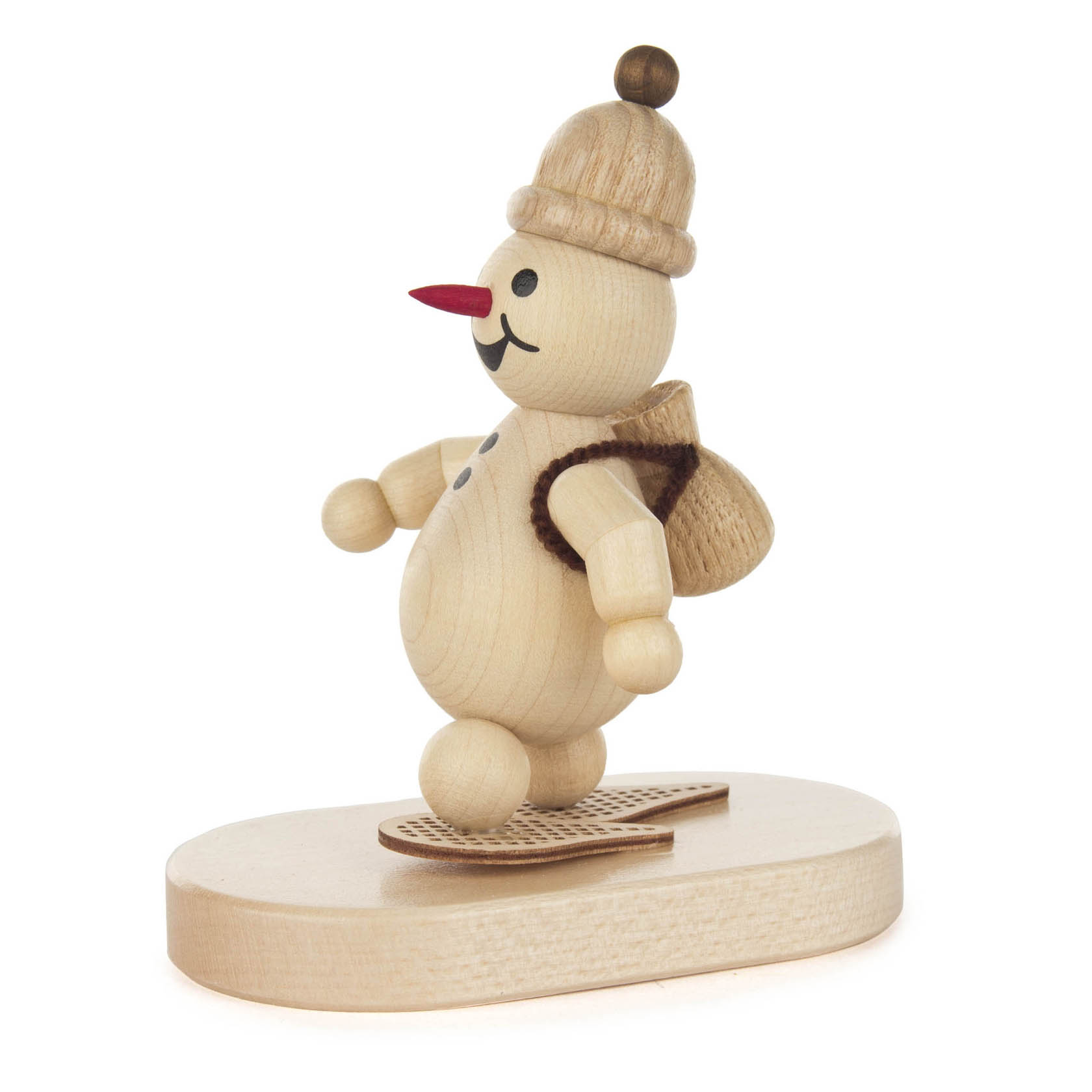 Holzfigur eines Schneemanns mit Mütze, Rucksack und Skiern auf einer ovalen Basis. im Dregeno Online Shop günstig kaufen
