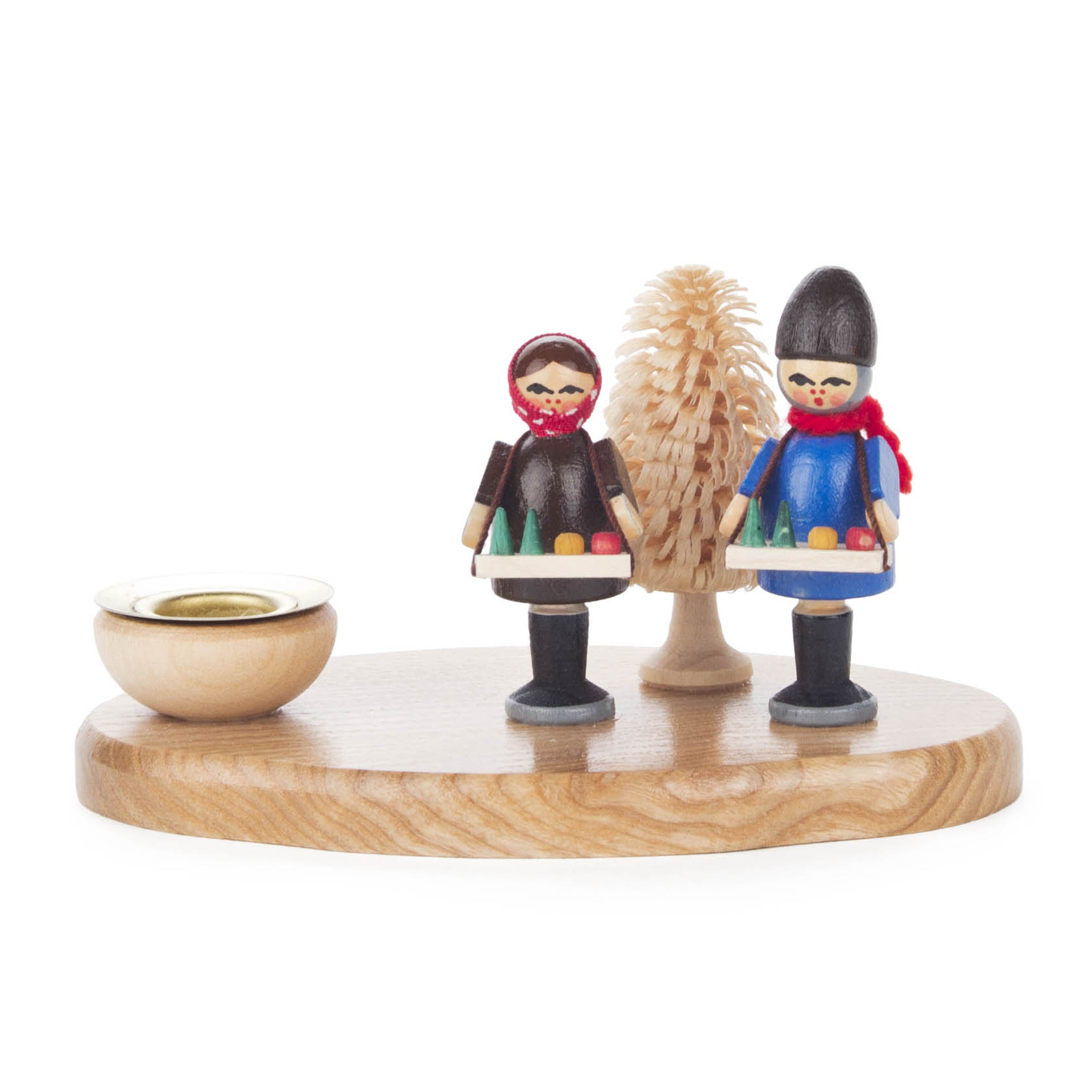 Zwei bemalte Holzfiguren in traditioneller Kleidung, ein Junge und ein Mädchen, halten Striezel und stehen vor einem kleinen Baum und einem Teelichthalter. im Dregeno Online Shop günstig kaufen