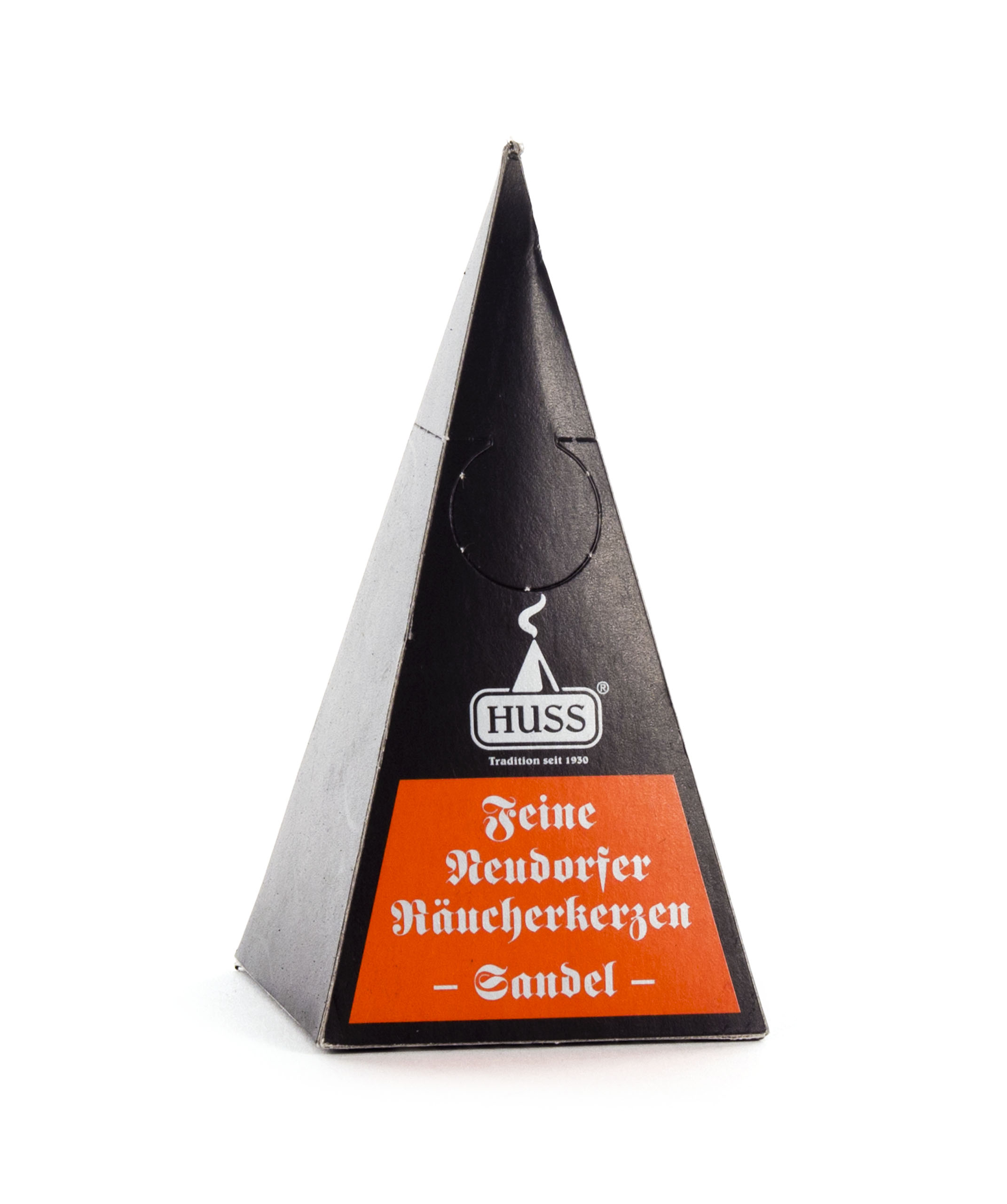 Eine schwarze Pappverpackung in Form einer Pyramide mit dem Aufdruck 'HUSS Feine Neudorfer Räucherkerzen Sandel'. im Dregeno Online Shop günstig kaufen