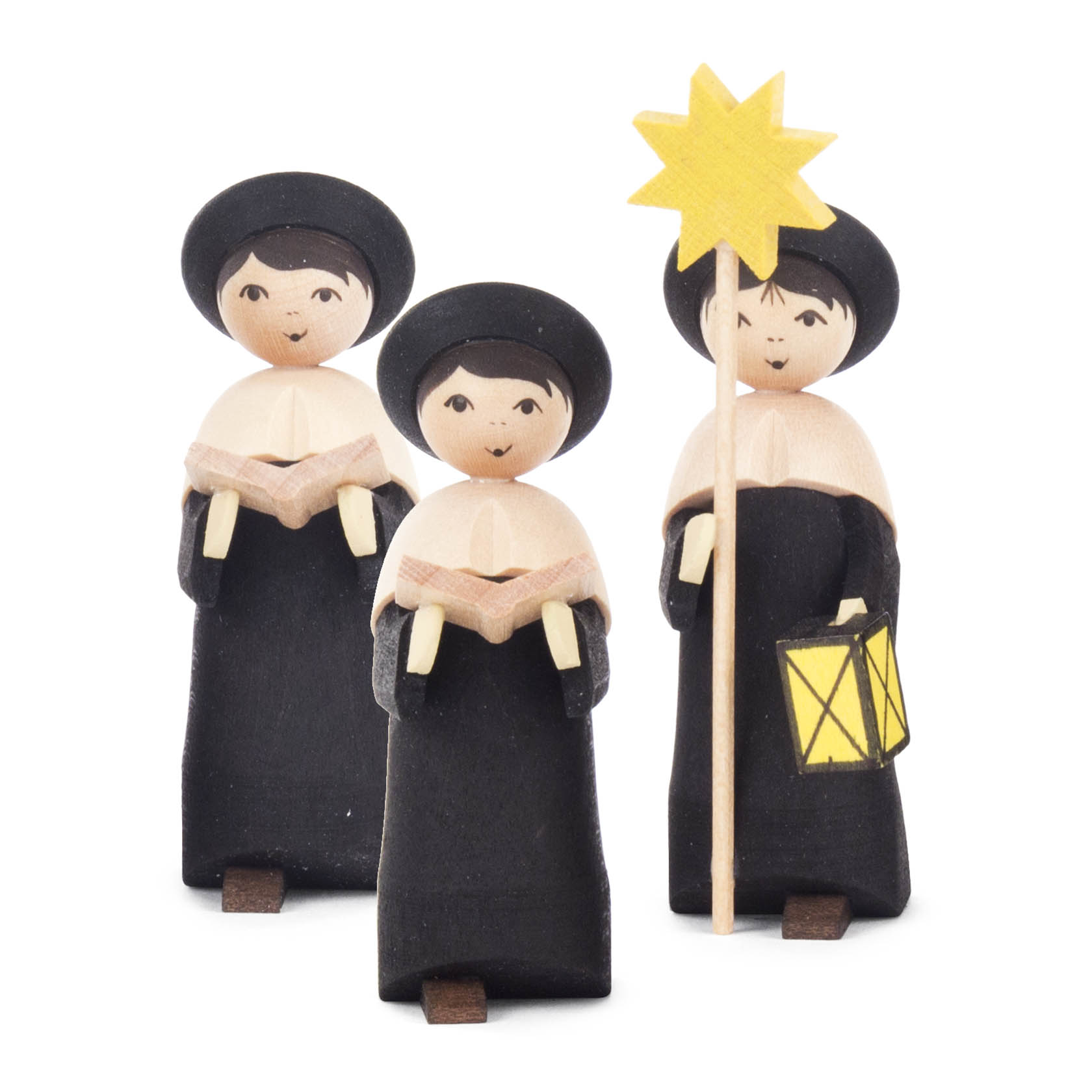 Drei Kurrendefiguren mit schwarzen Gewändern und runden Hüten. Eine Figur trägt eine gelbe Laterne und einen gelben Stern. Alle halten ein Notenbuch. im Dregeno Online Shop günstig kaufen