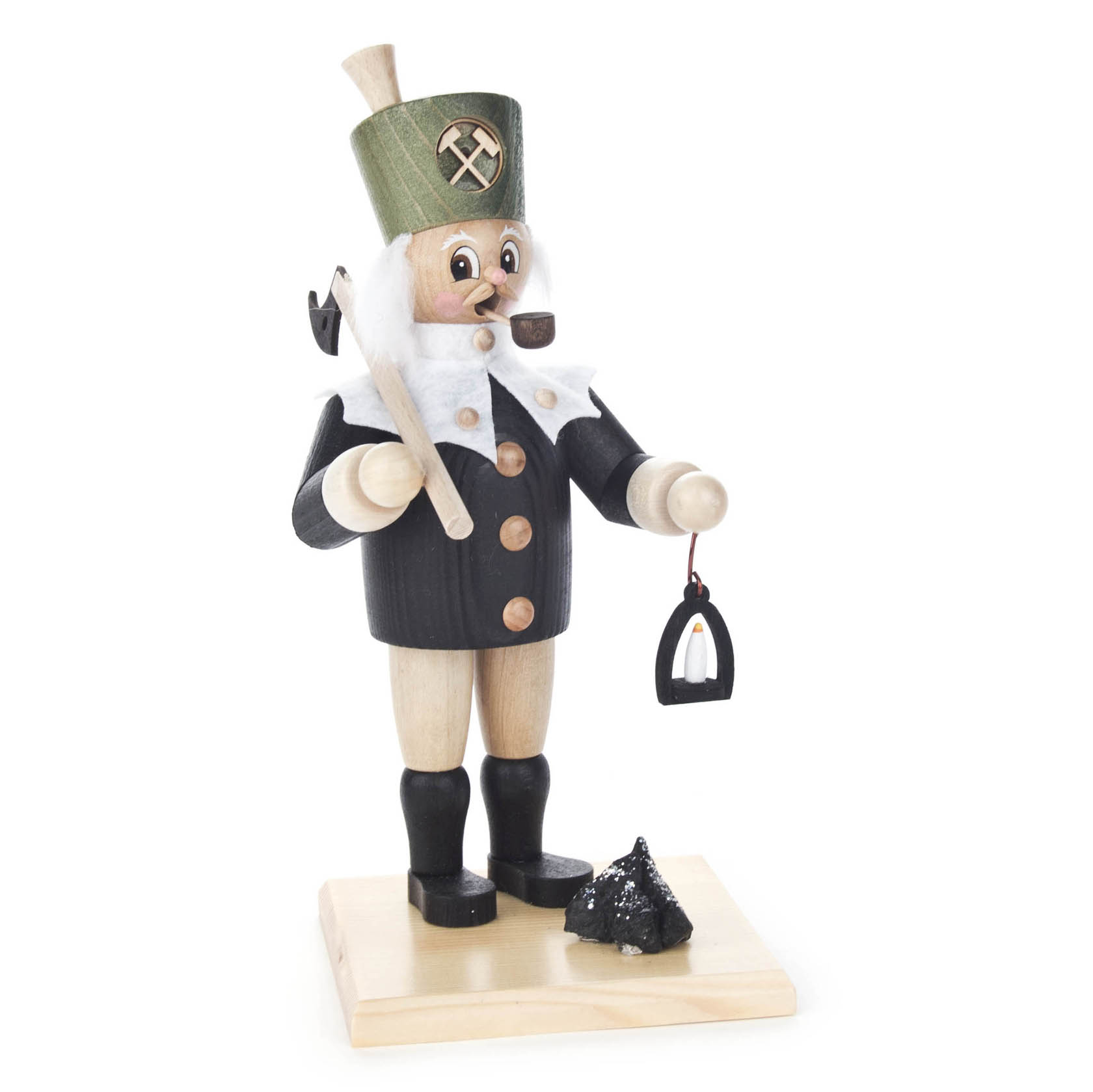 Holzräuchermann in Bergmannskleidung, mit grüner Mütze und goldenen Knöpfen. Er hält eine Grubenlampe und eine Steigerhacke und steht neben einem Stück Kohle. im Dregeno Online Shop günstig kaufen