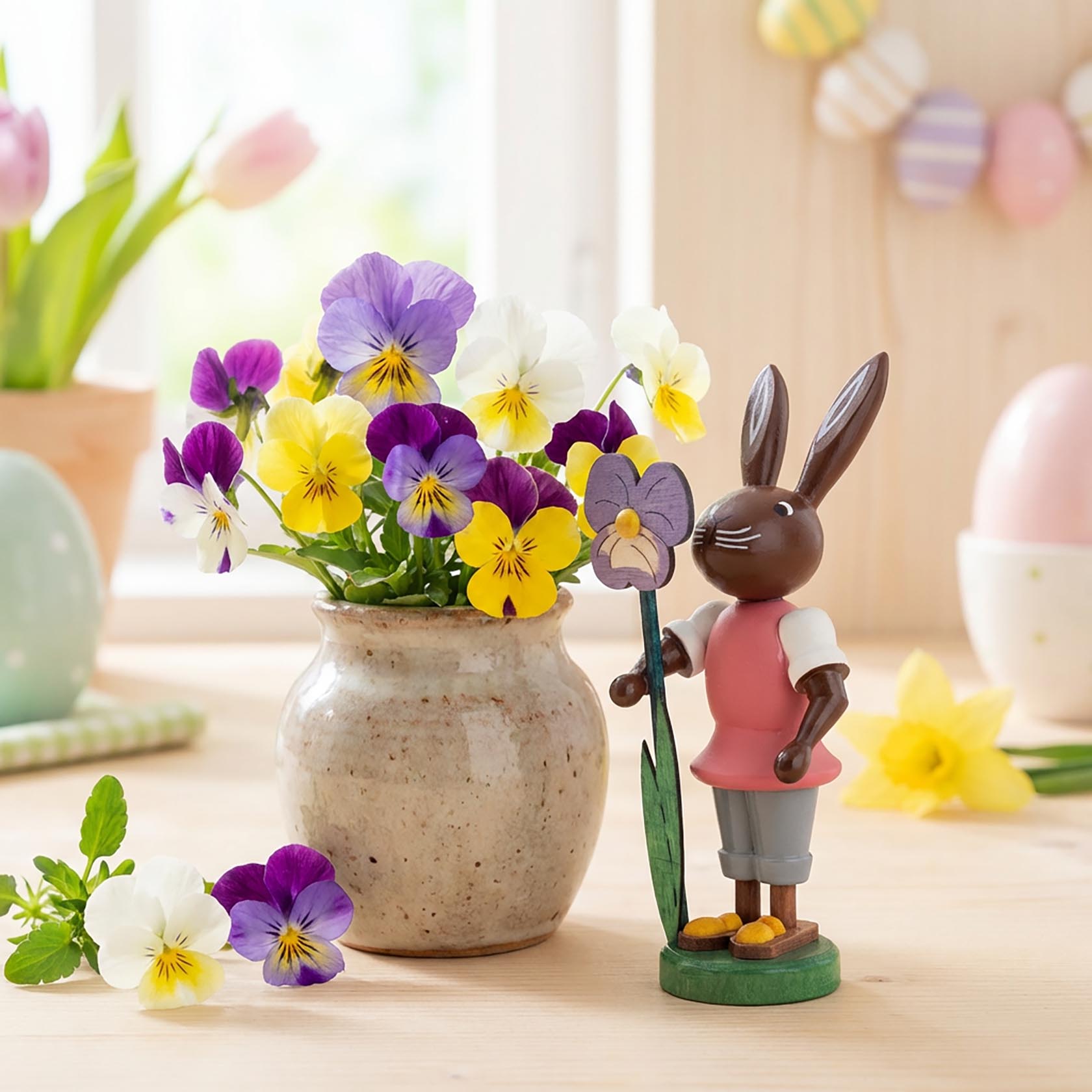 Hase mit Stiefmütterchen
