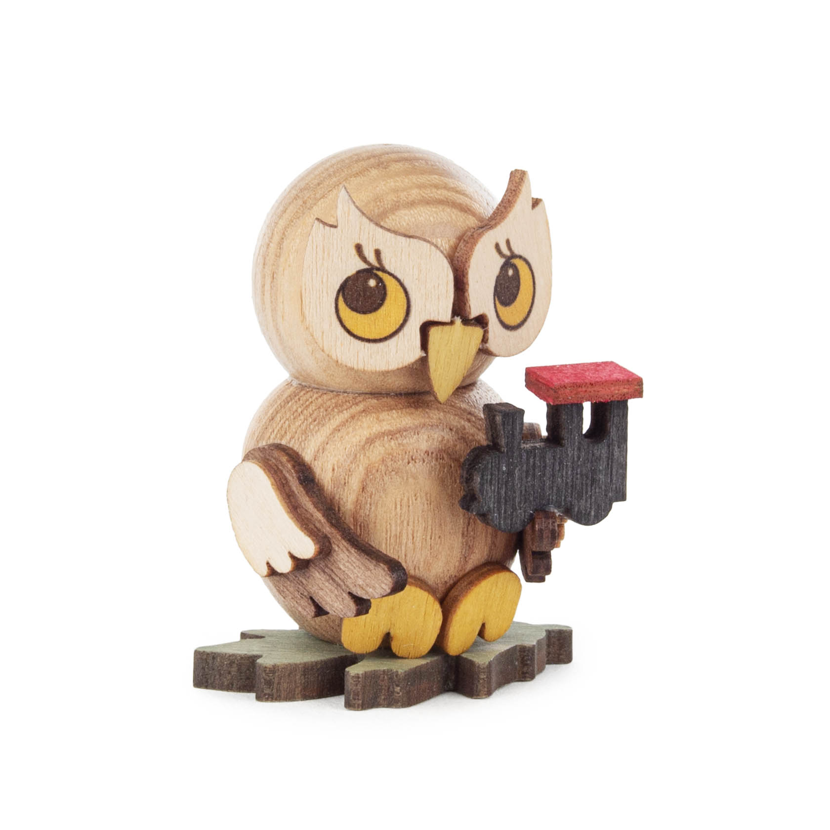 Holzfigur eines Eulenkinds mit großen Augen, das eine kleine Lokomotive in den Flügeln hält und auf einem Holzsockel steht. im Dregeno Online Shop günstig kaufen