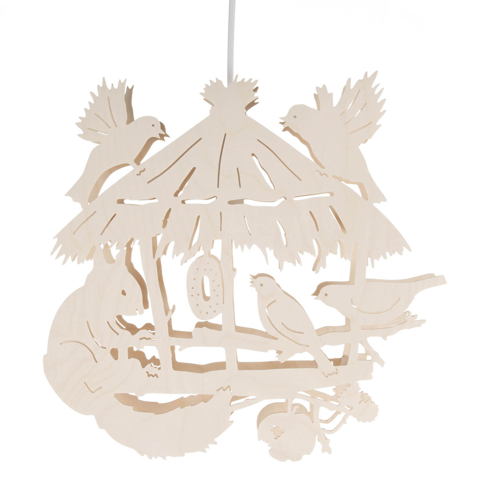 Hölzernes Fensterbild mit geschnitztem Vogelhaus, verziert mit Eichhörnchen und Vögeln, beleuchtet durch elektrische Lichter. im Dregeno Online Shop günstig kaufen