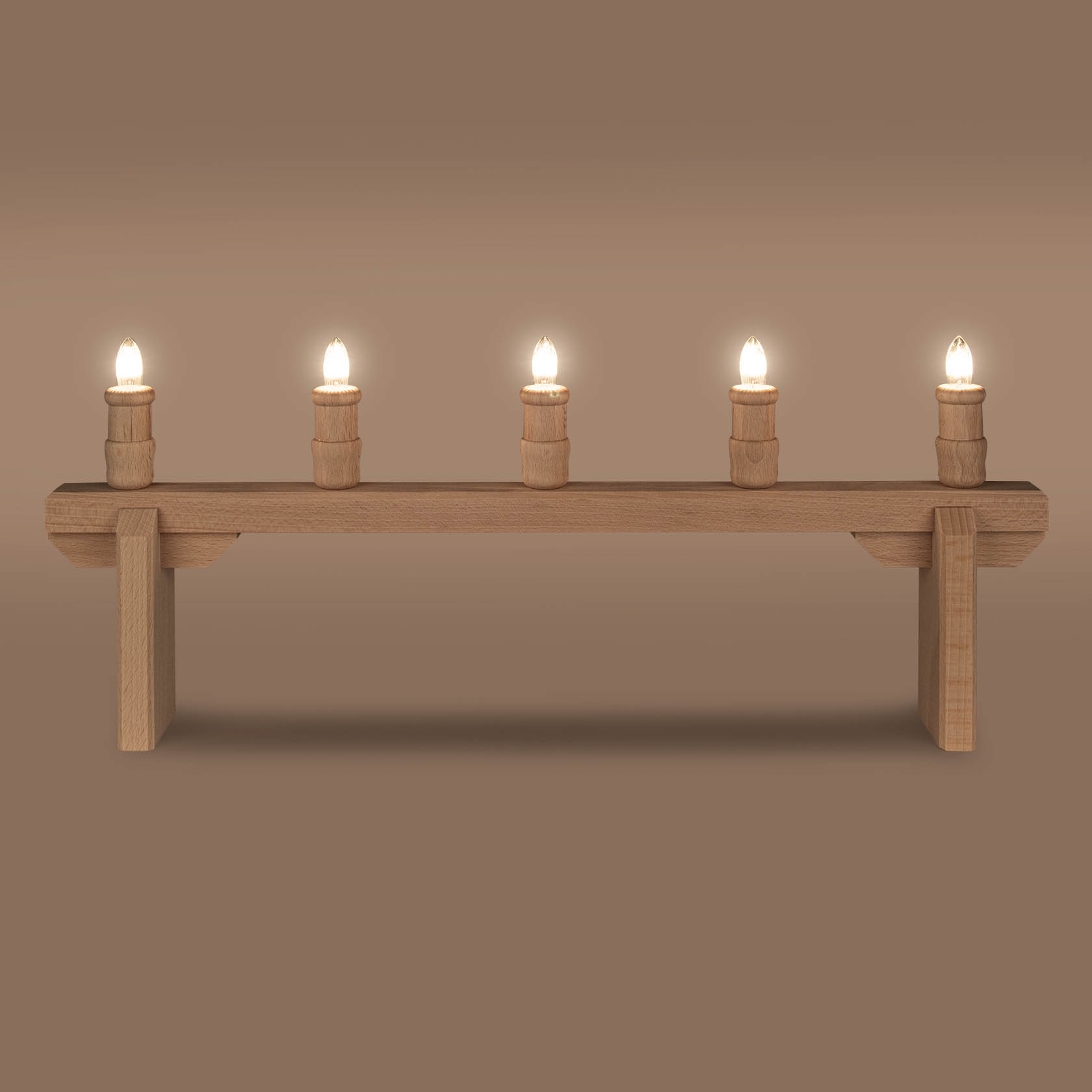 Holz-Lichterleiste mit fünf brennenden Riffelkerzen, jede Kerze hat eine Höhe von 13 cm, auf einem Sockel aus gleichem Material, die Leiste ist 50 cm lang.