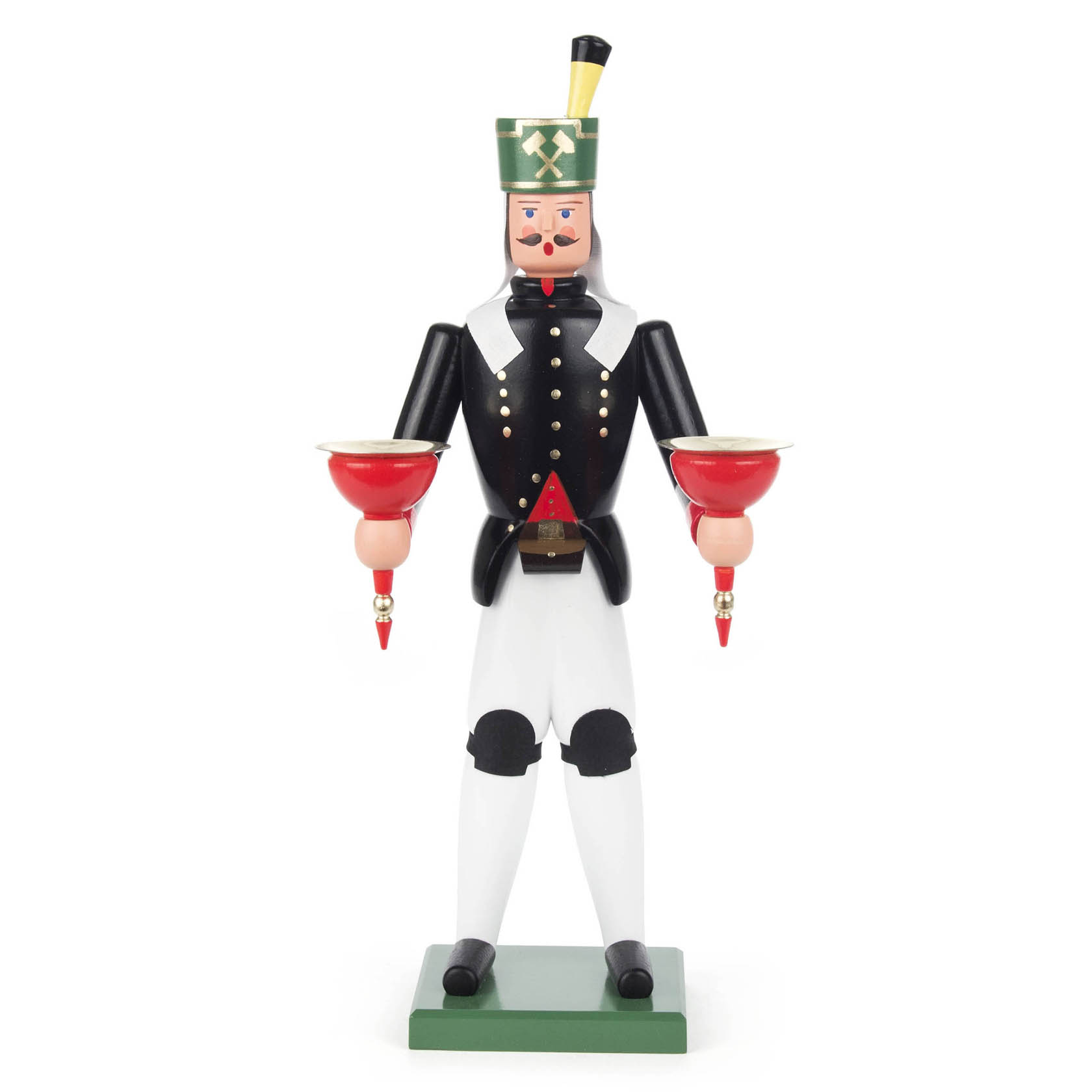 Holzfigur eines Bergmanns in traditioneller Uniform mit grüner Mütze, hält in jeder Hand einen roten Kerzenhalter. im Dregeno Online Shop günstig kaufen