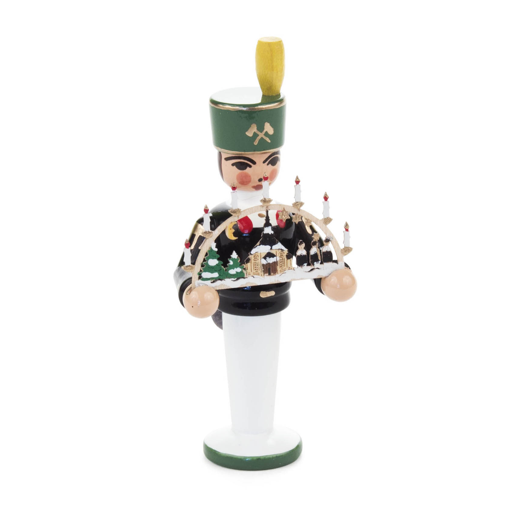 Miniatur eines Bergmanns in grüner Uniform mit einem Schwibbogen, der die Seiffener Kirche und Tannenbäume zeigt. im Dregeno Online Shop günstig kaufen