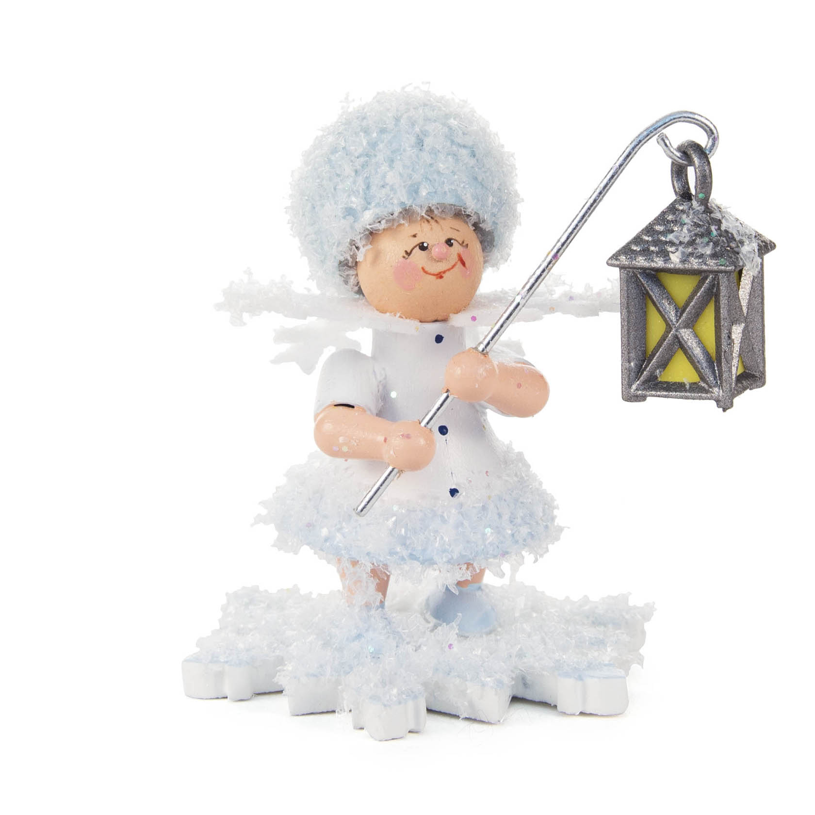 Lächelnde Schneeflockenfigur in weißem Kostüm, hält eine Laterne in der rechten Hand. Figur steht auf einer Schneeflockenbasis. im Dregeno Online Shop günstig kaufen