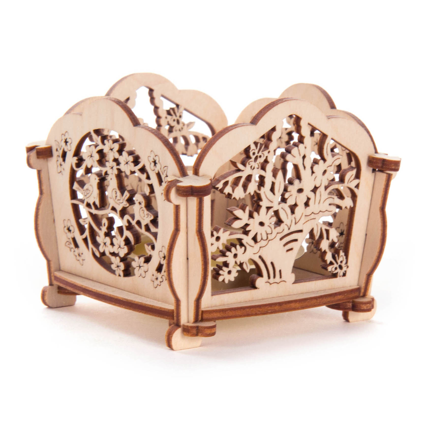 Ein detaillierter Teelichthalter aus Holz mit filigranen Motiven von Vögeln und Blumen, Maße 7,3x5,8x7,3 cm.
