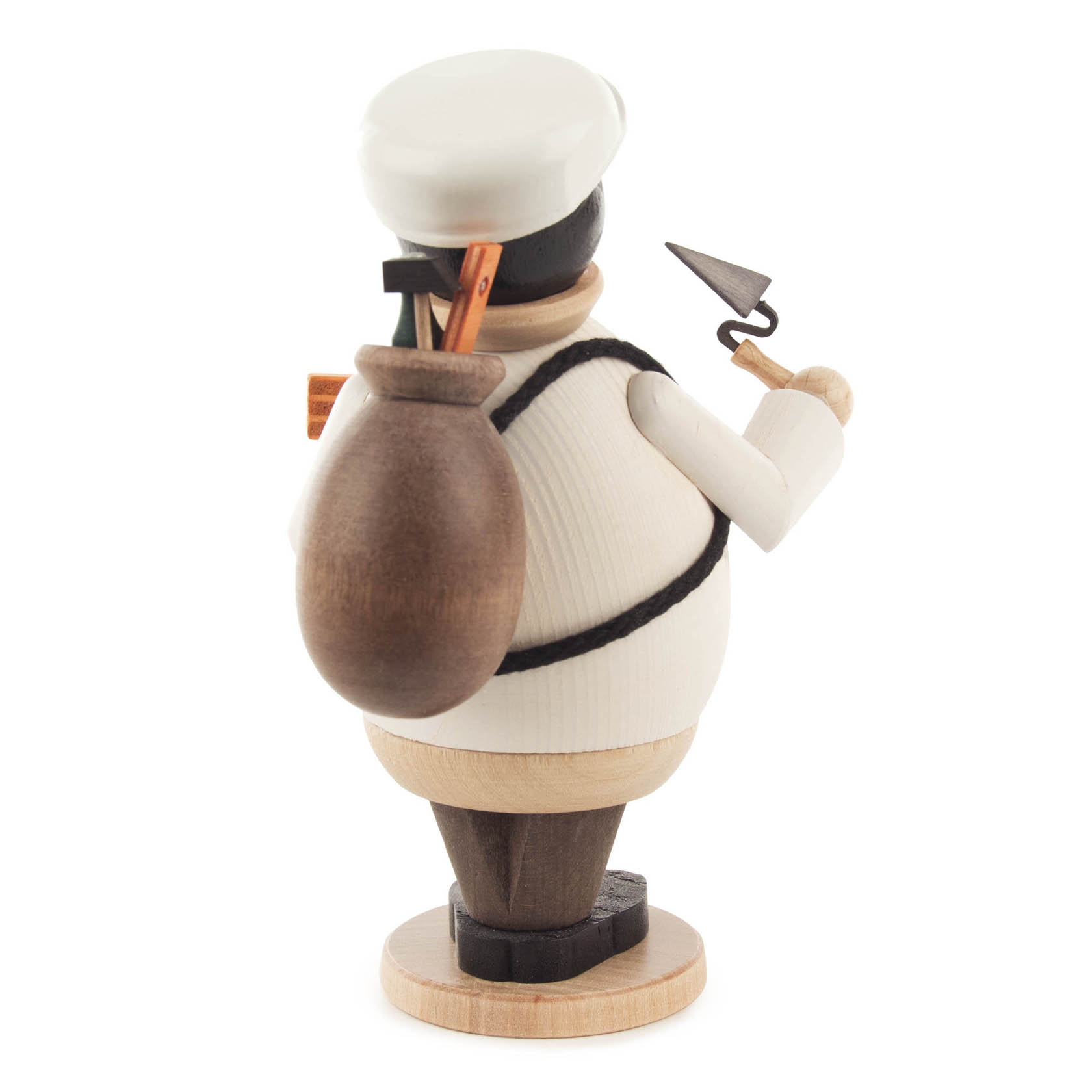 Holzfigur eines Räuchermanns mit Maurerkelle und Werkzeugtasche auf dem Rücken, in traditioneller Maurerkleidung.