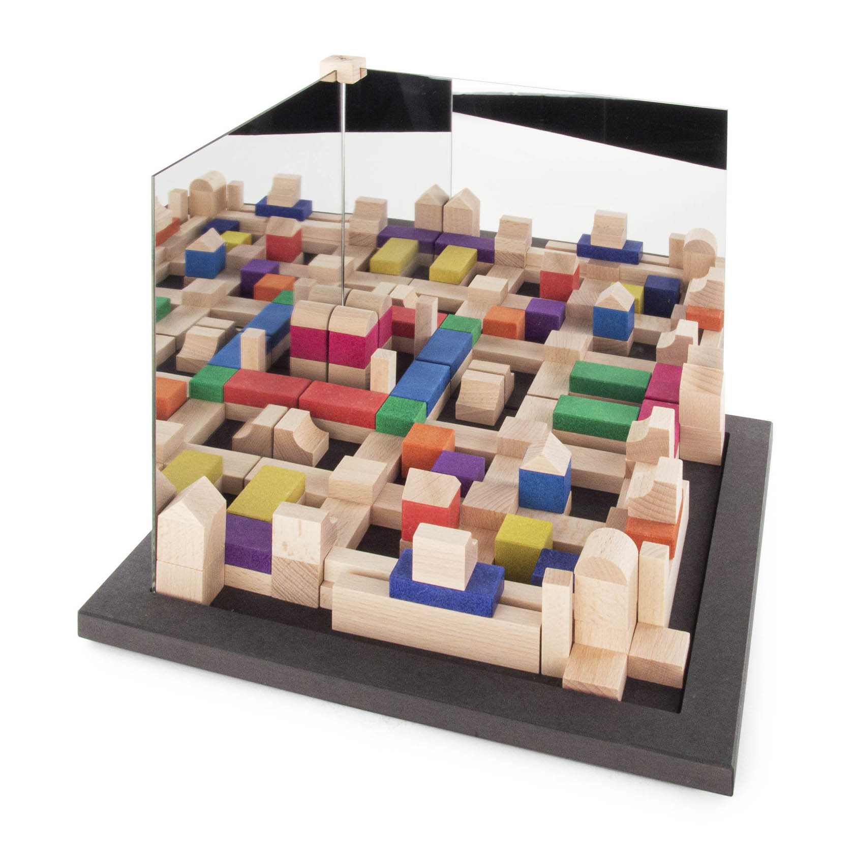 Ein modernes Bauspiel nach Fröbel mit bunten Holzblöcken in verschiedenen Formen und Größen auf einer schwarzen Platte, teils mit Spiegelscheiben. im Dregeno Online Shop günstig kaufen
