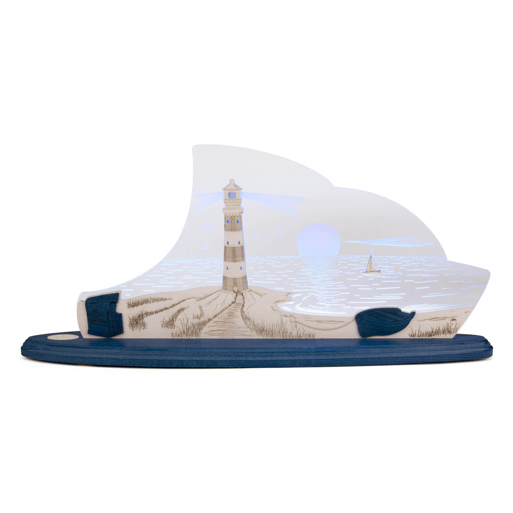 Dekorative Leuchte in Form eines Segels, zeigt einen Leuchtturm am Strand mit einem kleinen Segelboot auf dem Meer darunter. im Dregeno Online Shop günstig kaufen