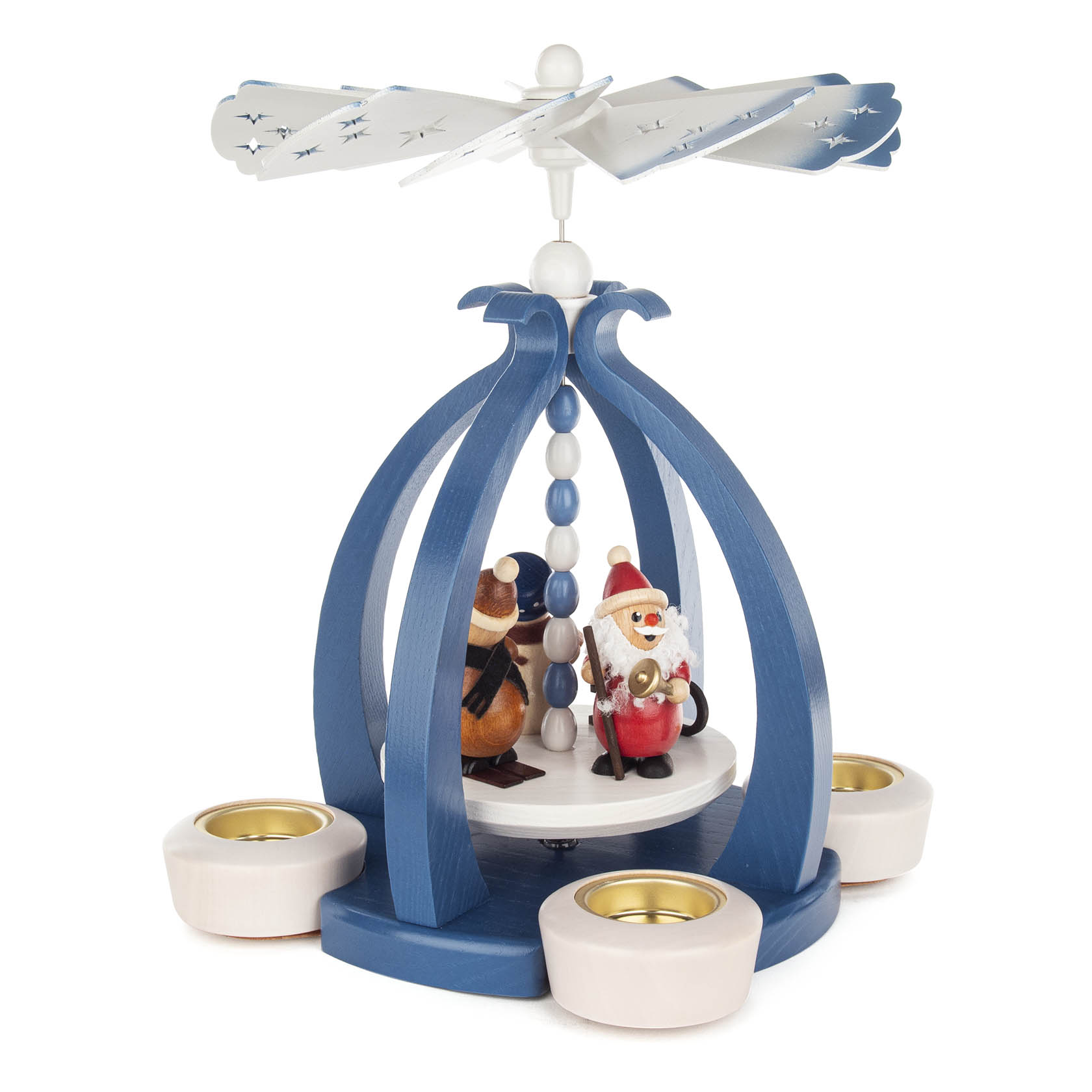 Eine blaue Weihnachtspyramide aus Holz zeigt einen Weihnachtsmann und einen Schneemann, umgeben von Sitzen für Teelichter.