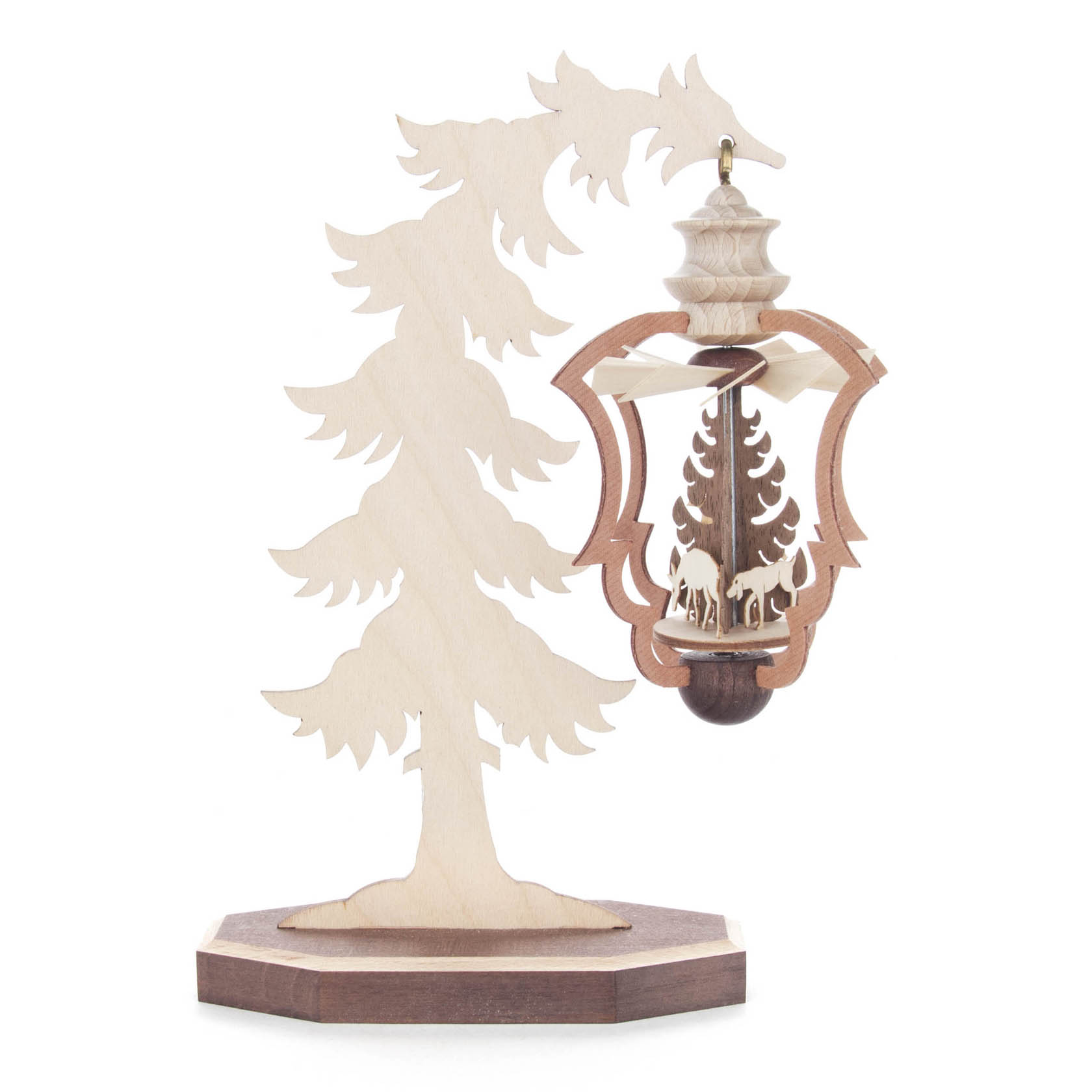 Ein hängendes Wärmespiel mit Waldfiguren, darunter Rehe, an einem dekorativen Holzständer mit ausgeschnittenem Baumdesign. im Dregeno Online Shop günstig kaufen
