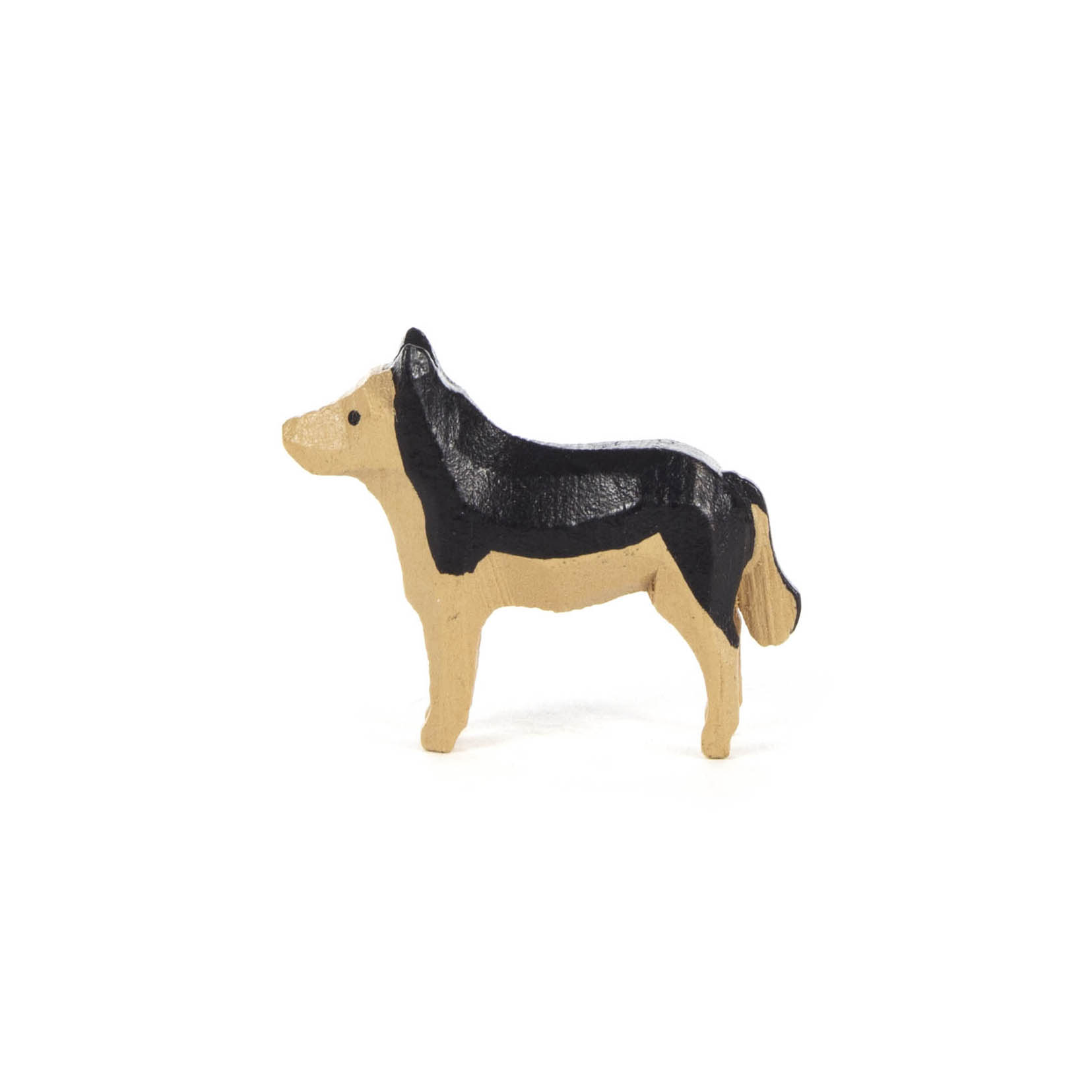 Holzfigur eines Schäferhundes mit schwarzem Rücken und beigem Körper. Die Figur steht aufrecht mit dem Kopf nach links gerichtet. im Dregeno Online Shop günstig kaufen
