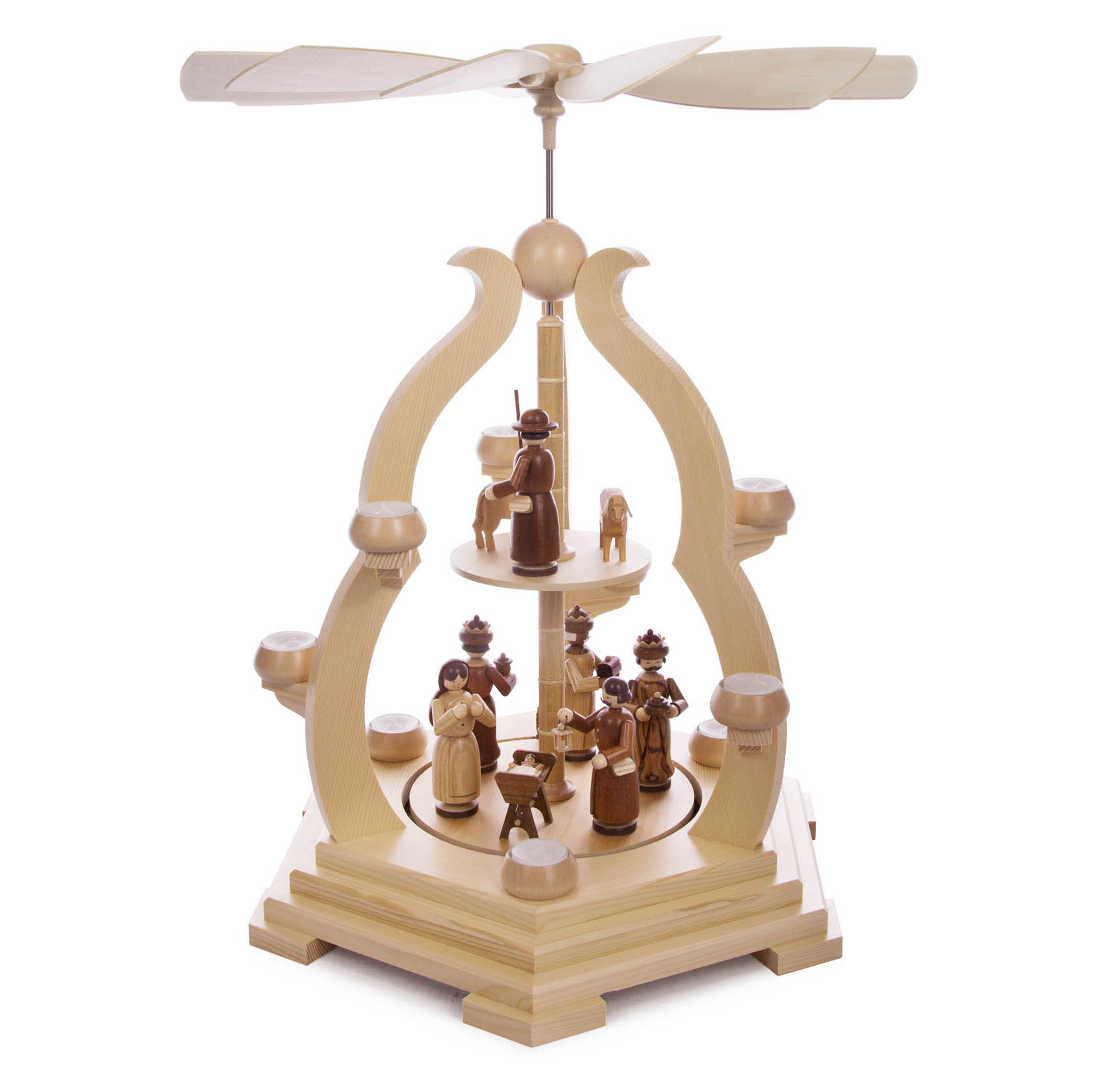 Zweistufige Holzpyramide mit Weihnachtsszene, die Christi Geburt darstellt, und Platz für sechs Teelichte. Figuren sind handgeschnitzt, darunter Hirten und die Heiligen Drei Könige. im Dregeno Online Shop günstig kaufen