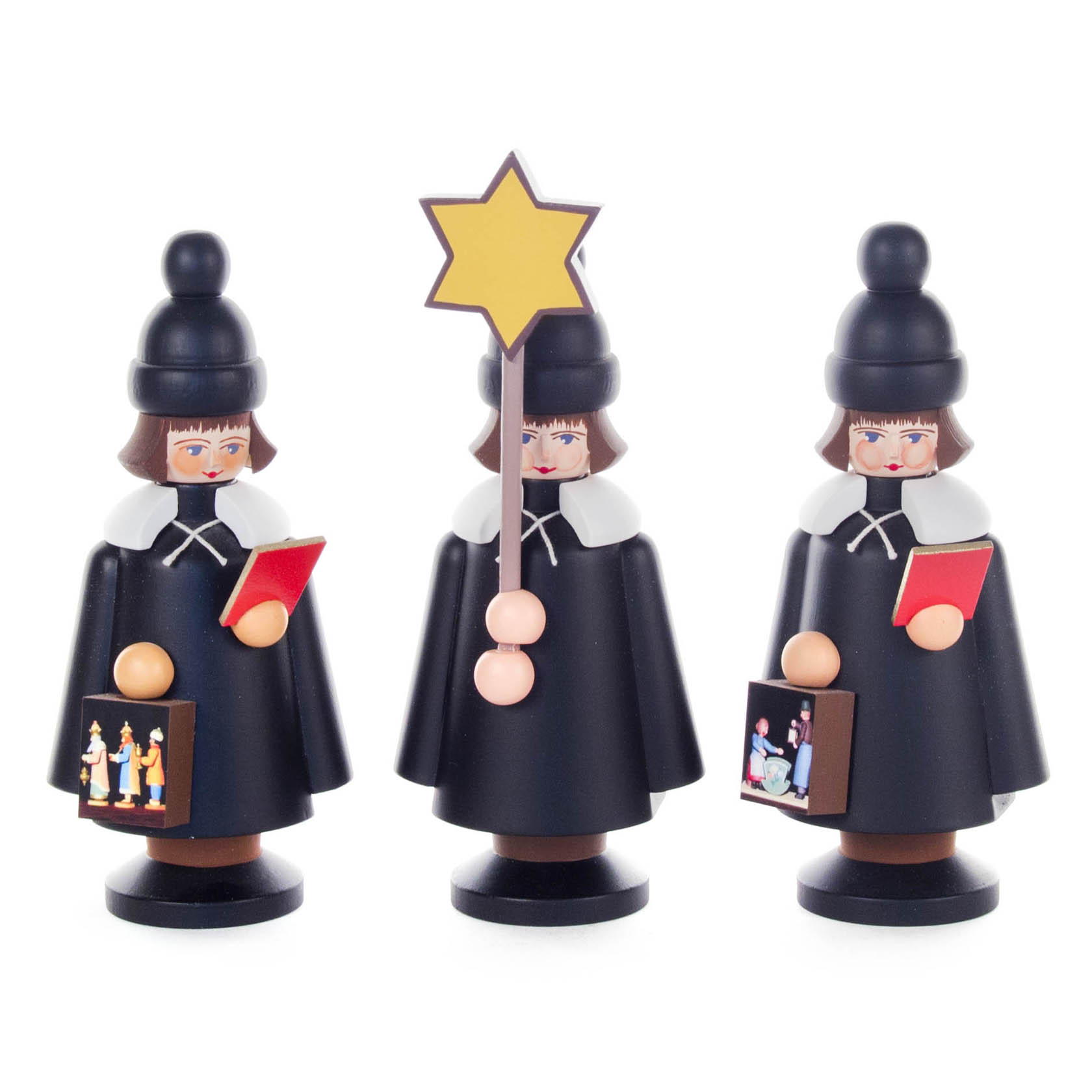 Drei traditionelle Kurrendefiguren aus Holz in schwarzer Kleidung. Zwei Figuren halten ein rotes Buch, eine trägt einen goldenen Stern. im Dregeno Online Shop günstig kaufen