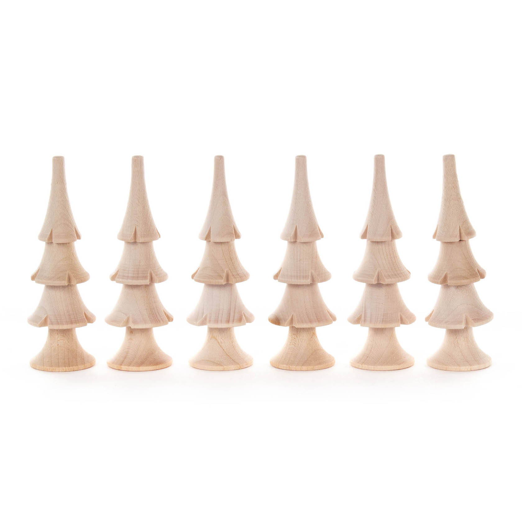 Sechs naturbelassene, aus Holz geschnittene Tannenbäume mit schmal zulaufender Spitze und abgestuften Ästen, alle identisch und 8 cm hoch. im Dregeno Online Shop günstig kaufen