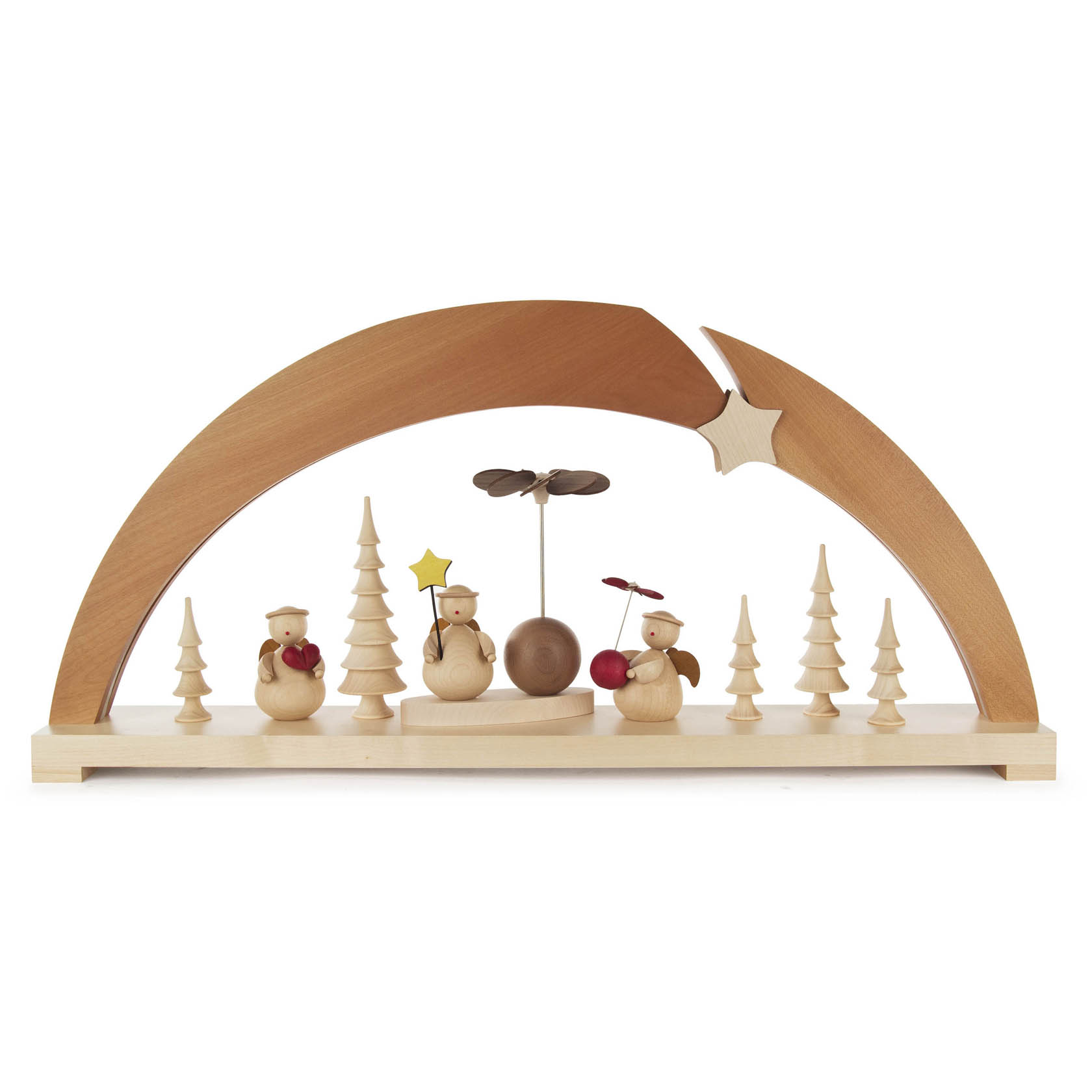 Ein Schwibbogen aus Holz mit zwei Engeln, einer Pyramide in der Mitte und LED-Beleuchtung. Die Szene enthält kleine, stilisierte Tannenbäume. im Dregeno Online Shop günstig kaufen