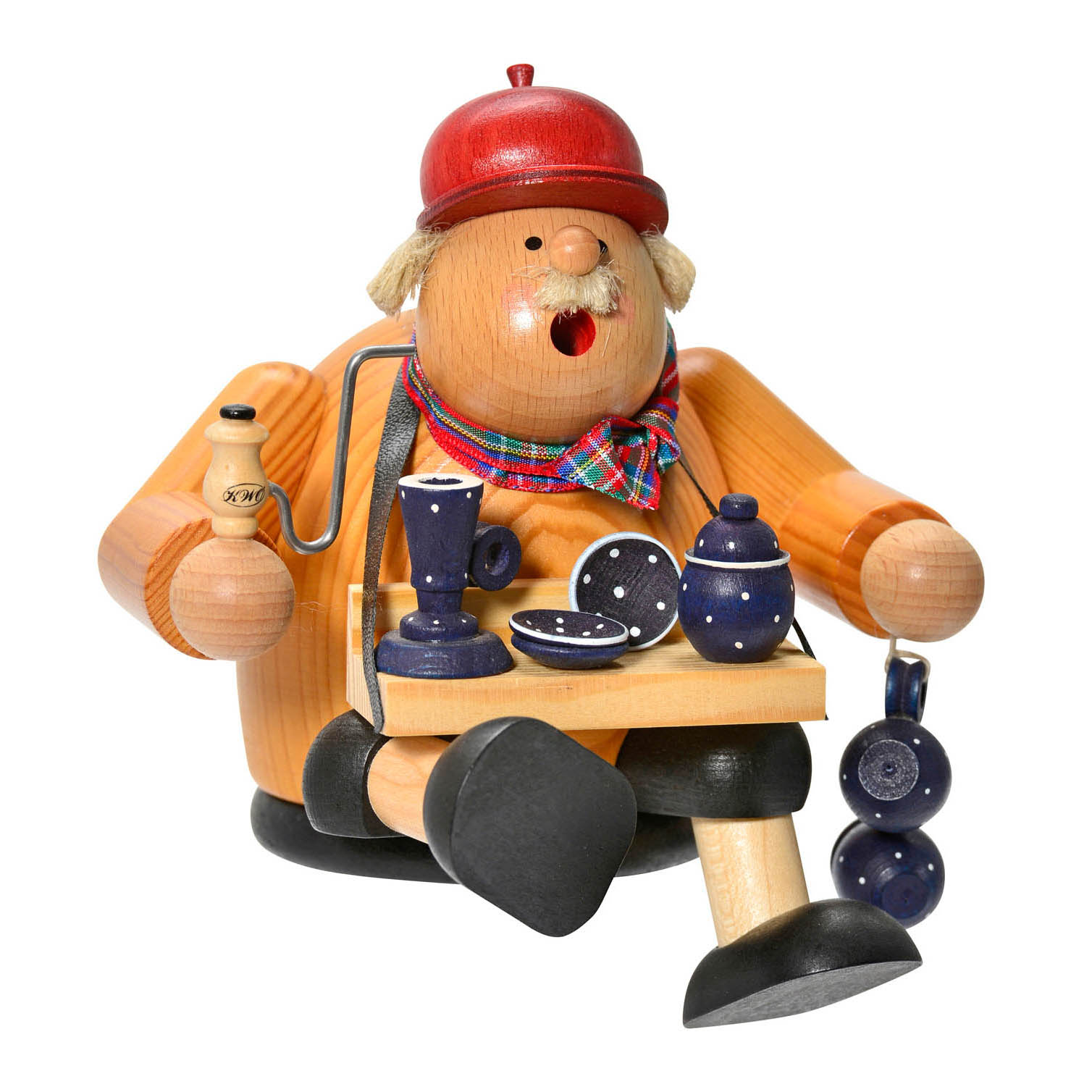 Holzfigur eines sitzenden Räuchermanns als Geschirrhändler mit Tablett. Auf dem Tablett sind schwarzes Teegeschirr und ein Pfeifenreinigungswerkzeug. Er raucht Pfeife. im Dregeno Online Shop günstig kaufen