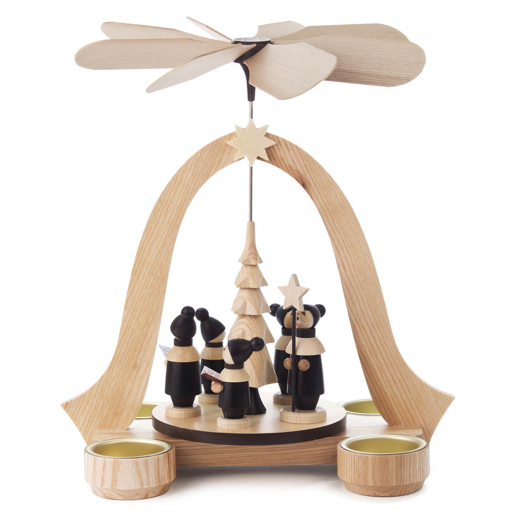Holzpyramide mit drei Kurrende-Figuren, einem Stern tragend, um einen Baum herum; auf einer Basis mit vier Teelichthaltern. im Dregeno Online Shop günstig kaufen