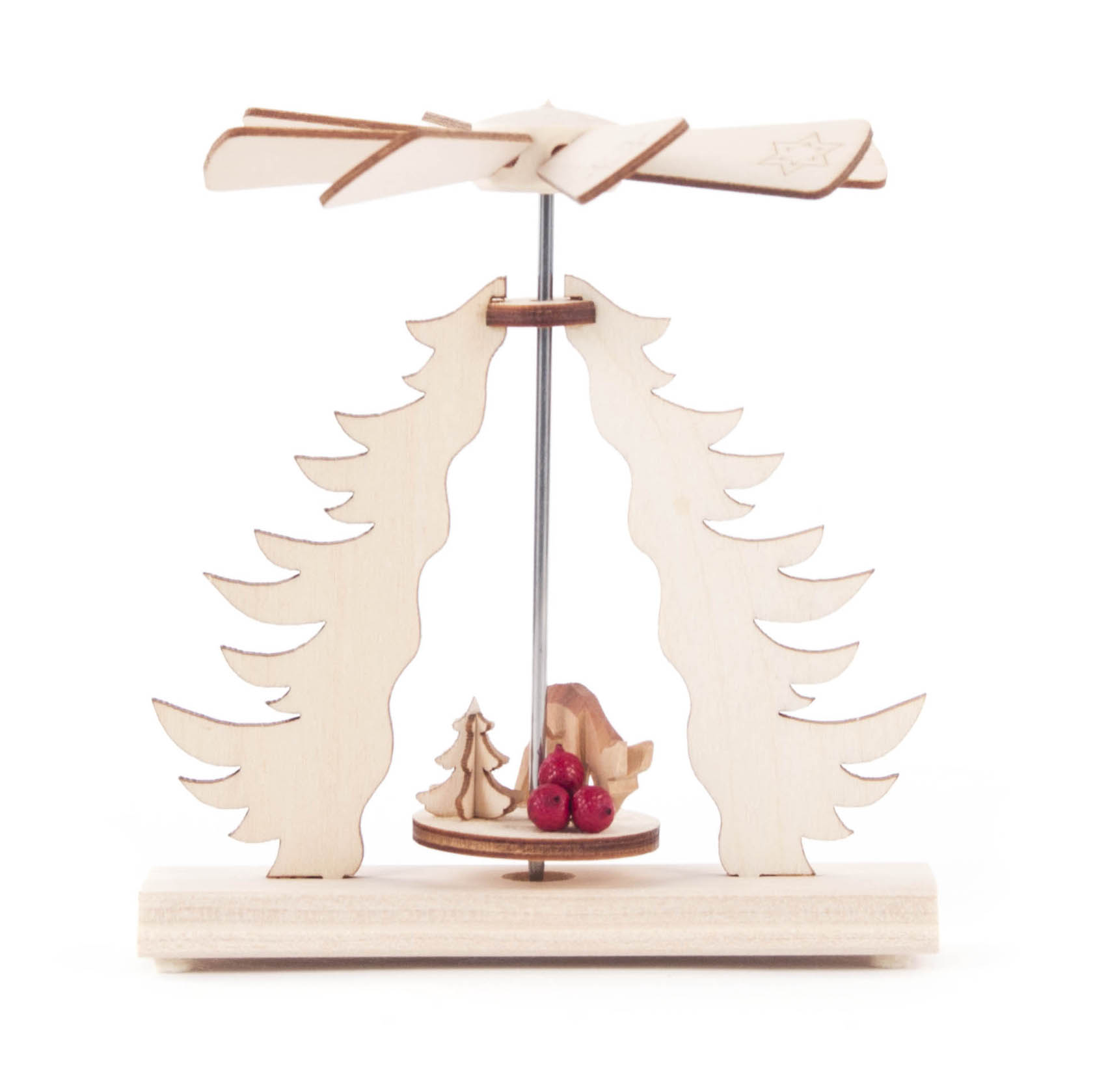 Holz-Wärmespiel mit zwei stilisierten Tannenbäumen, einer kleinen Holzfigur eines Rehs mit zwei roten Beeren und einem kleinen Baum. Darüber blätterförmige Flügel. im Dregeno Online Shop günstig kaufen