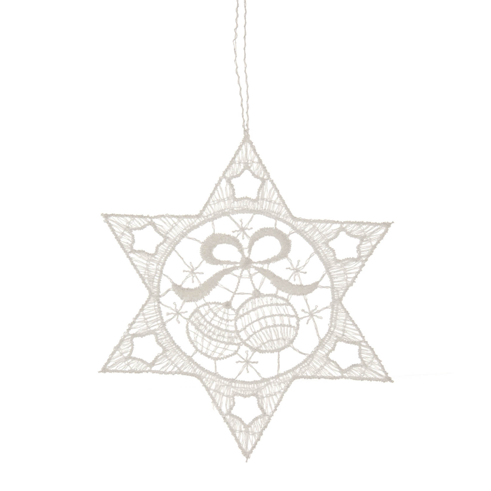 Dekorativer Sternanhänger aus Plauener Spitze, verziert mit zwei Weihnachtskugeln und stilisierter Schleife in der Mitte. im Dregeno Online Shop günstig kaufen