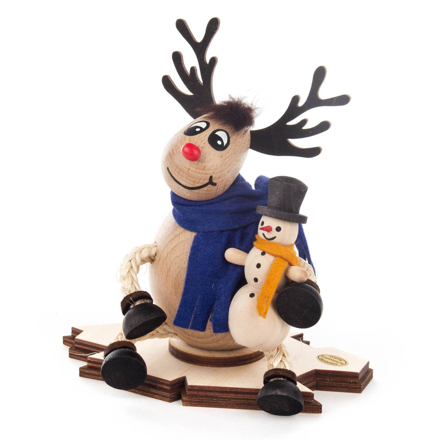 Holzfigur eines lächelnden Elches mit blauen Schal und schwarzen Geweih. Der Elch hält einen Schneemann mit Zylinder und Schal in den Armen. im Dregeno Online Shop günstig kaufen