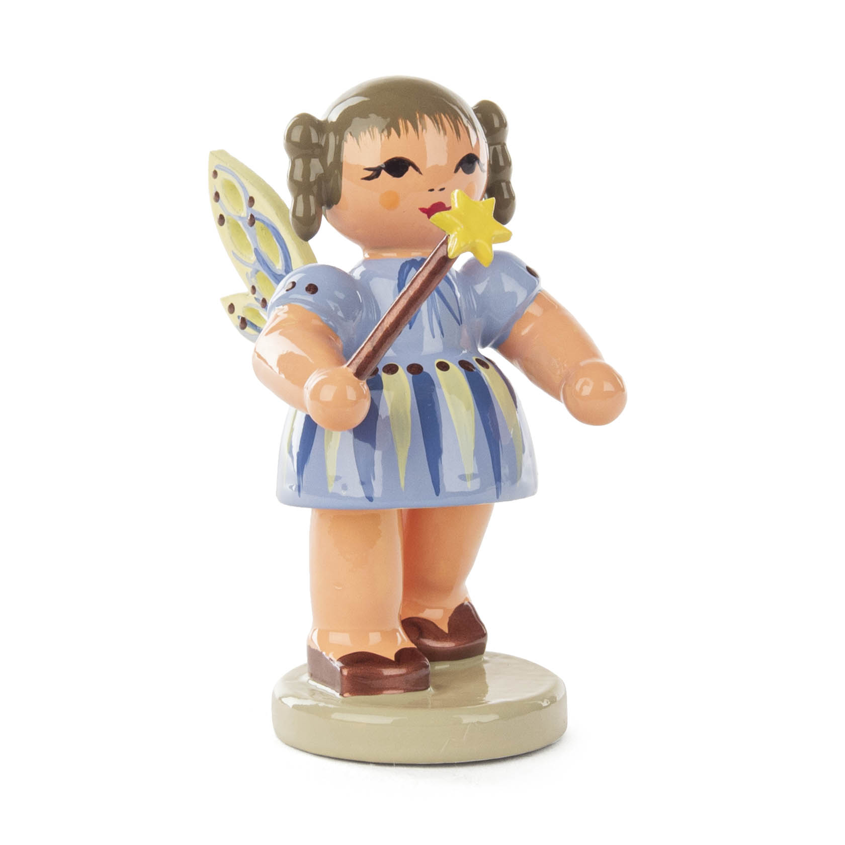 Eine Figur der Fee 'Saphira Sternenglanz' mit Zauberstab in Form eines gelben Sterns, in blauen Kleid und Flügeln, stehend auf einem Sockel. im Dregeno Online Shop günstig kaufen