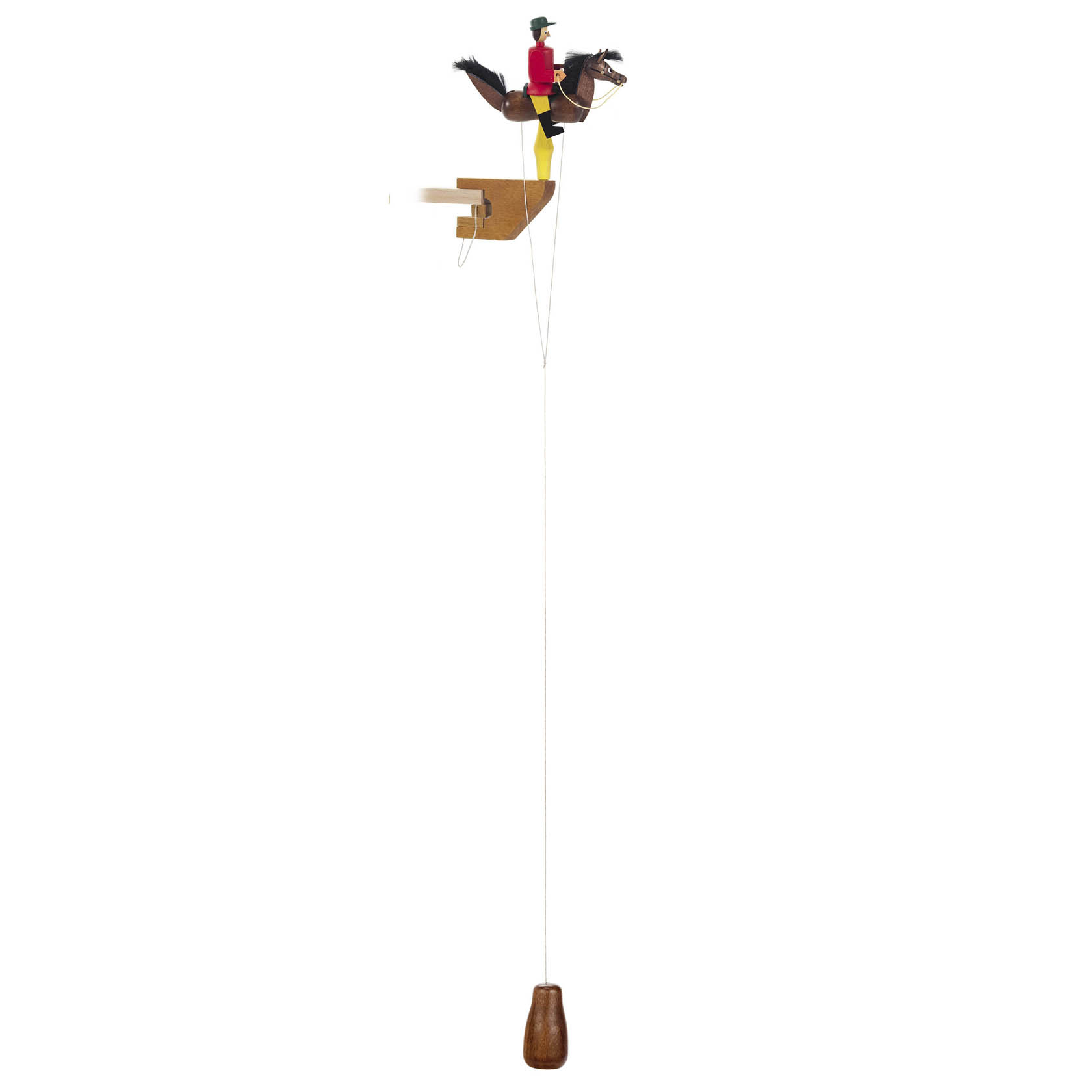Ein hängendes Pendelspielzeug zeigt einen Reiter in roter Kleidung auf einem schwarzen Pferd. Das Pferd und der Reiter sind aus Holz gestaltet. im Dregeno Online Shop günstig kaufen