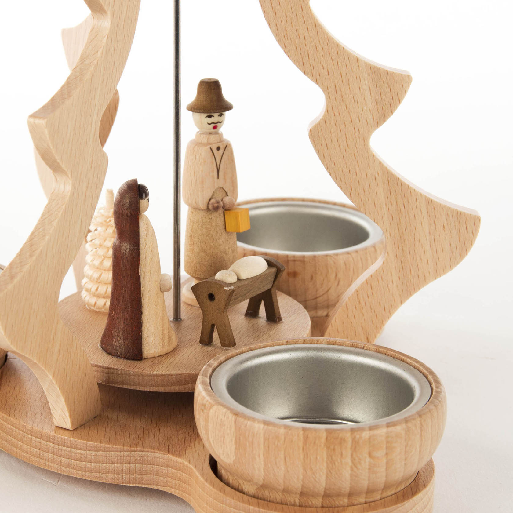 Holzkrippenpyramide mit zwei Teelichthaltern. Drei Holzfiguren: Heilige Familie mit Josef, Maria und Jesuskind in einer Krippe. Moderne, minimalistische Form.