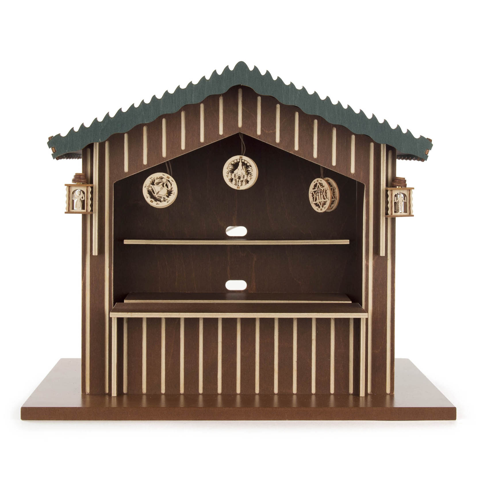 Leerer Holzstand eines Weihnachtsmarktes, von zwei Laternen flankiert, mit dekorativen, runden Ornamenten an der Rückwand. im Dregeno Online Shop günstig kaufen