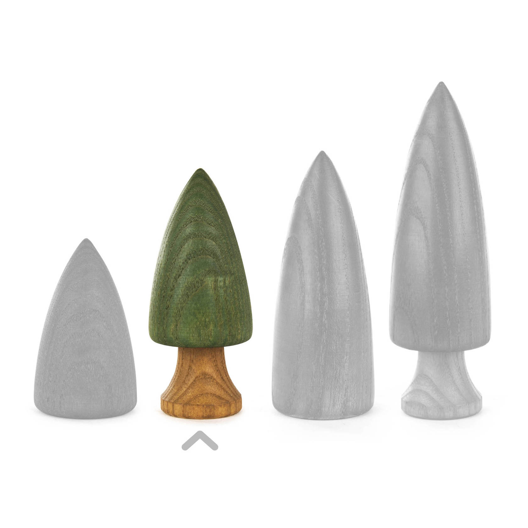 Kleiner grüner Holzbaum mit braunem Stamm, etwa 9 cm hoch, neben größeren Formen in Grau.