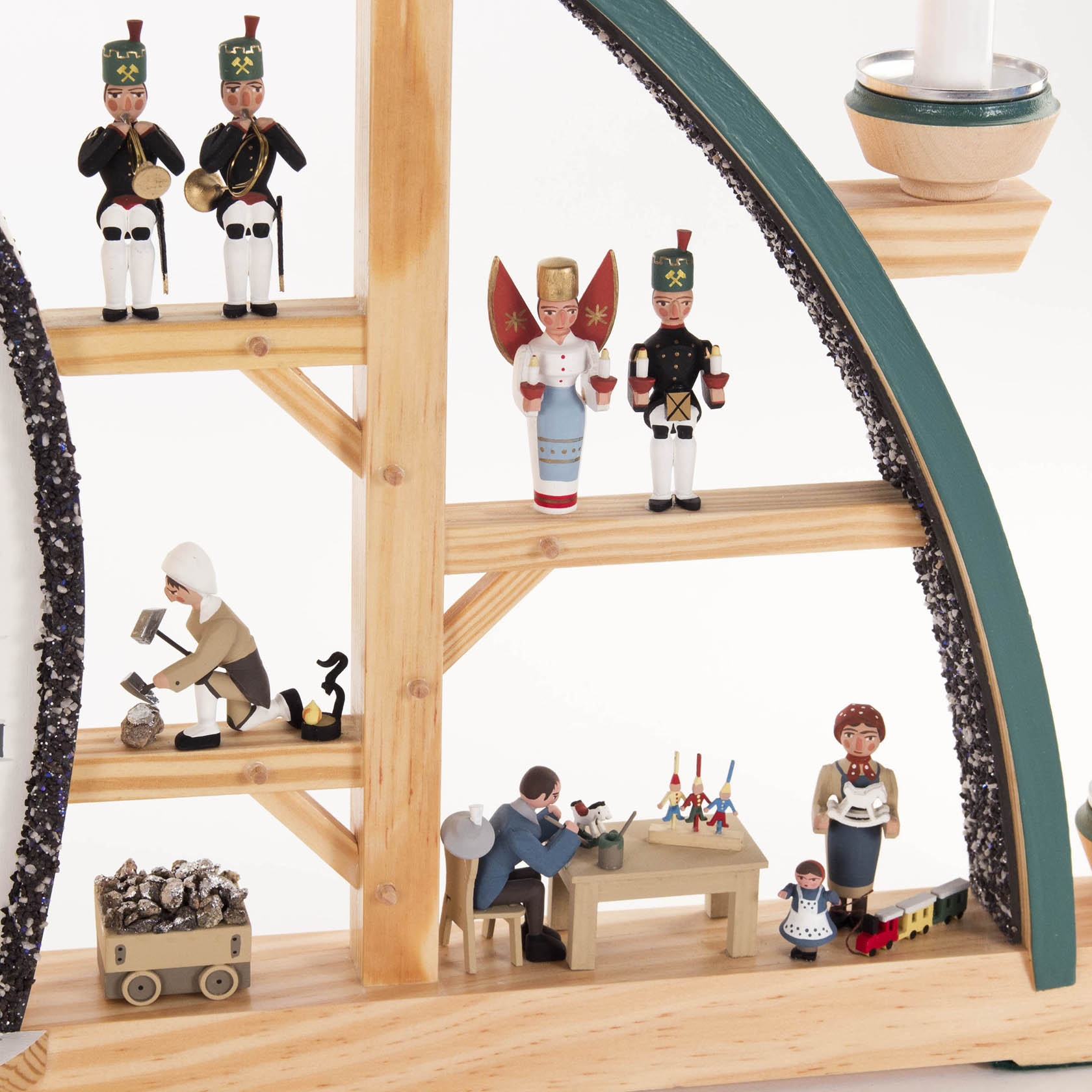 Schwibbogen mit elektrisch beleuchtetem Seiffener Dorf, Kurrende-Sänger, Bergmann und traditionellen Erzgebirgsfiguren auf Holzplattformen.