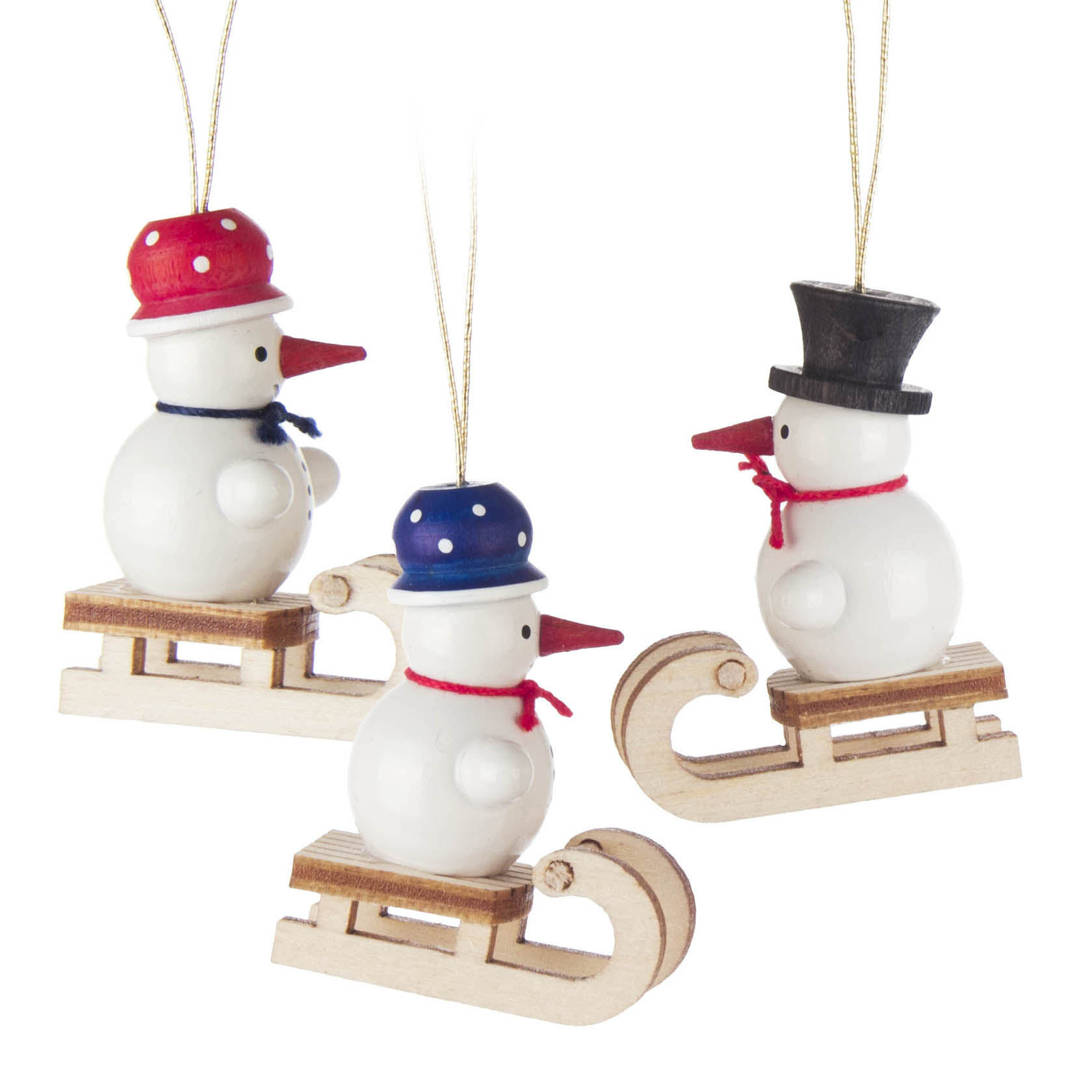 Drei dekorative Schneemänner, jeder mit einem bunten Hut, sitzen auf kleinen Holzschlitten. Sie sind mit dünnen Fäden zum Aufhängen ausgestattet. im Dregeno Online Shop günstig kaufen