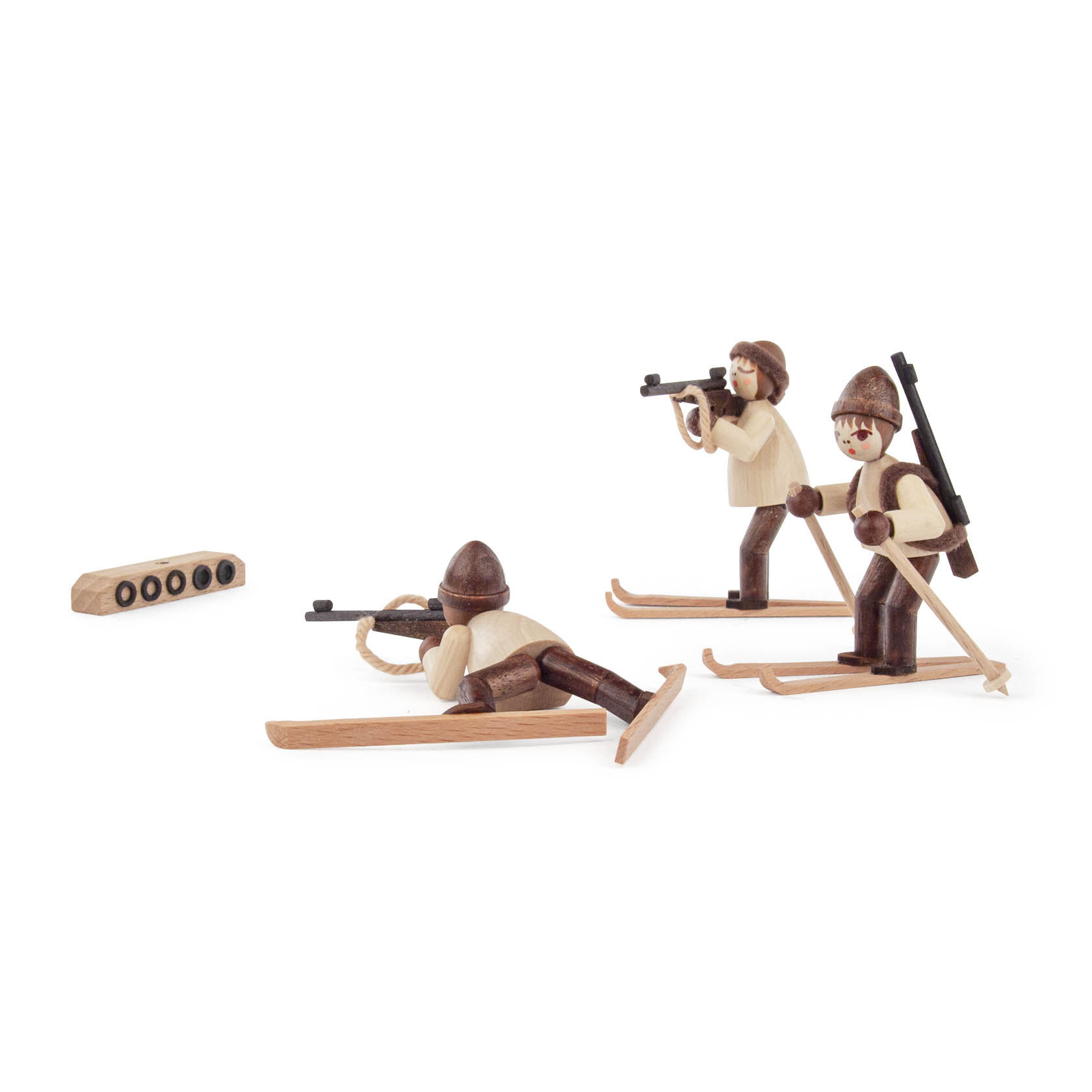 Drei hölzerne Biathleten-Figuren auf Skiern. Ein Athlet liegt auf dem Bauch und zielt, zwei Athleten stehen und bereiten sich auf das Schießen vor. im Dregeno Online Shop günstig kaufen