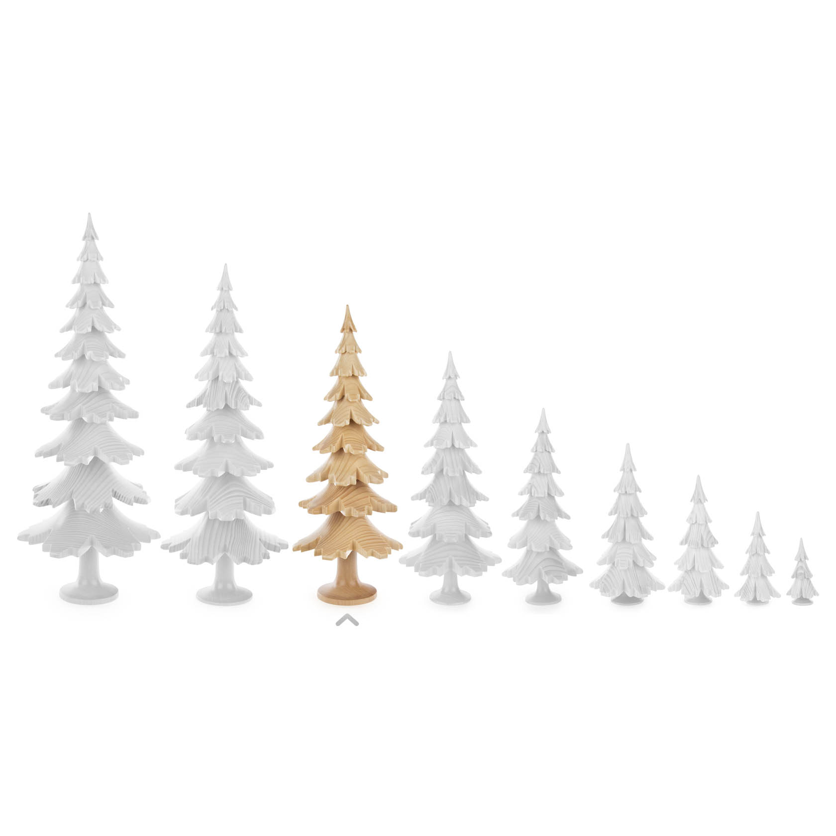 Acht Tannenbäume aus Holz in verschiedenen Größen. Der dritte Baum von links ist naturbelassen, die anderen sind weiß gestrichen.